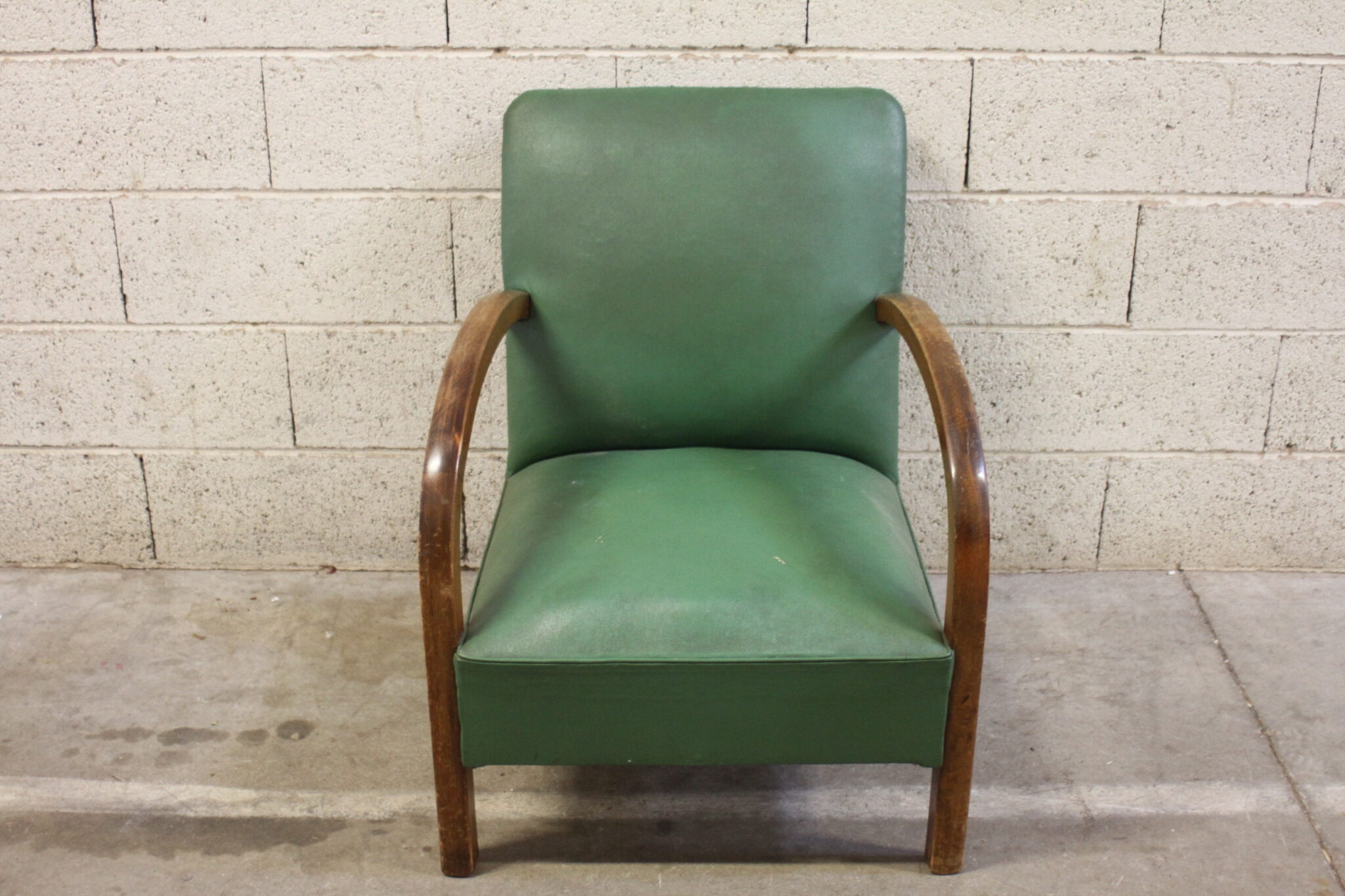 ancien-fauteuil-art-deco-bois-courbe-revetement-simili-cuir-skai-vert-mobilier-brocante-occasion-emmaus-scherwiller-etikette (3)