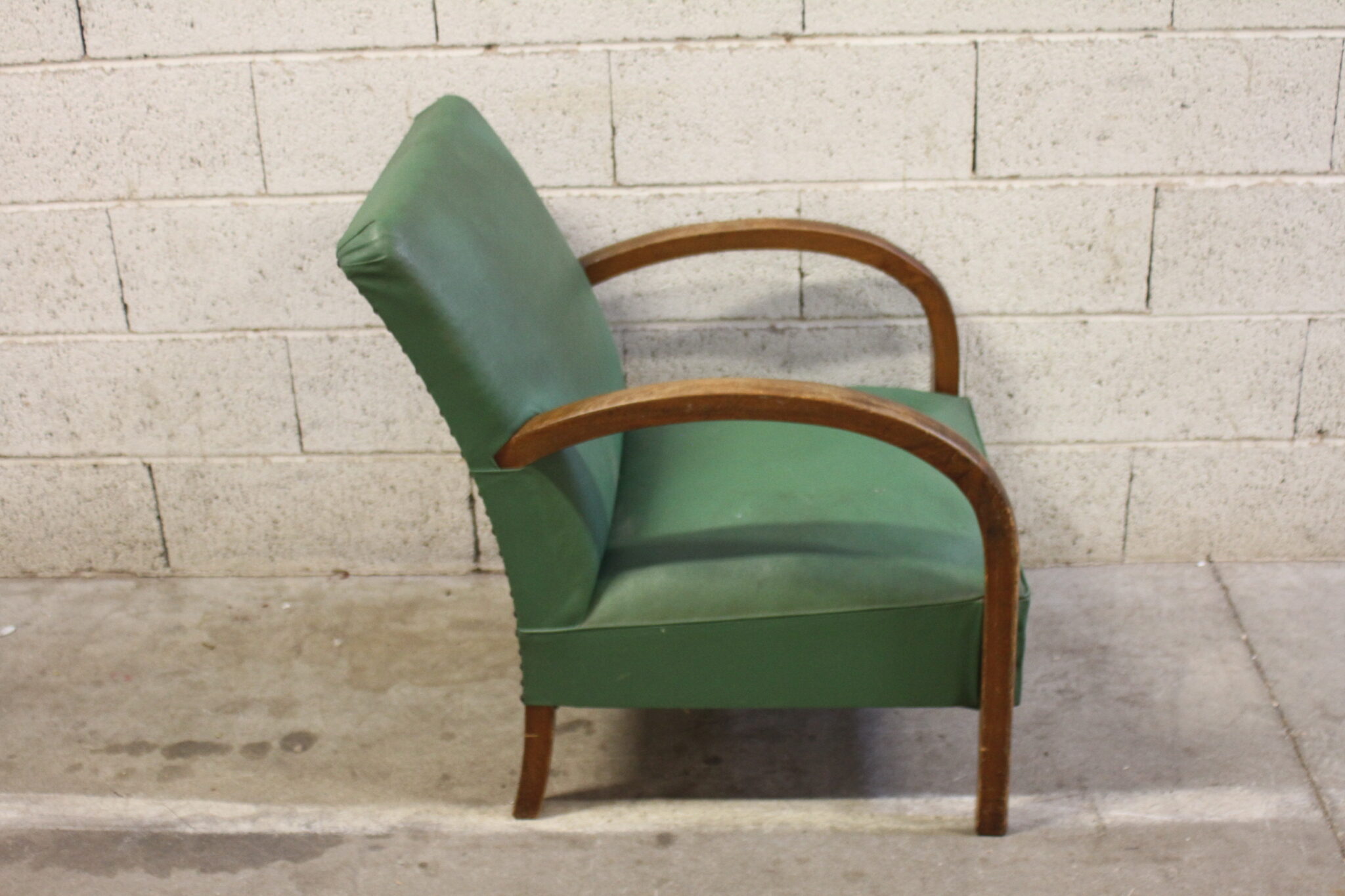 ancien-fauteuil-art-deco-bois-courbe-revetement-simili-cuir-skai-vert-mobilier-brocante-occasion-emmaus-scherwiller-etikette (4)