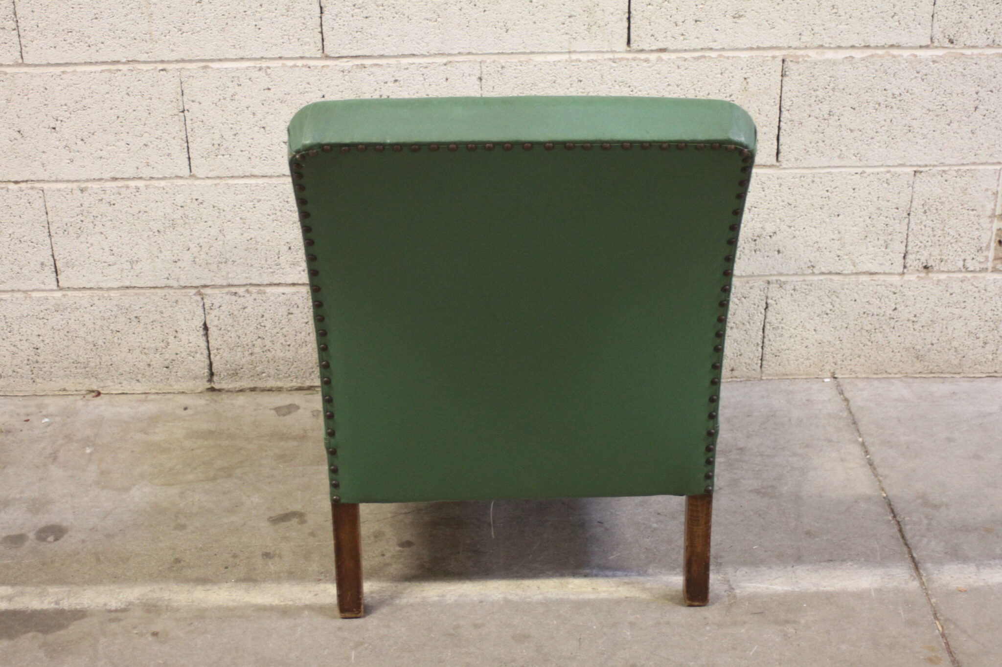 ancien-fauteuil-art-deco-bois-courbe-revetement-simili-cuir-skai-vert-mobilier-brocante-occasion-emmaus-scherwiller-etikette (5)