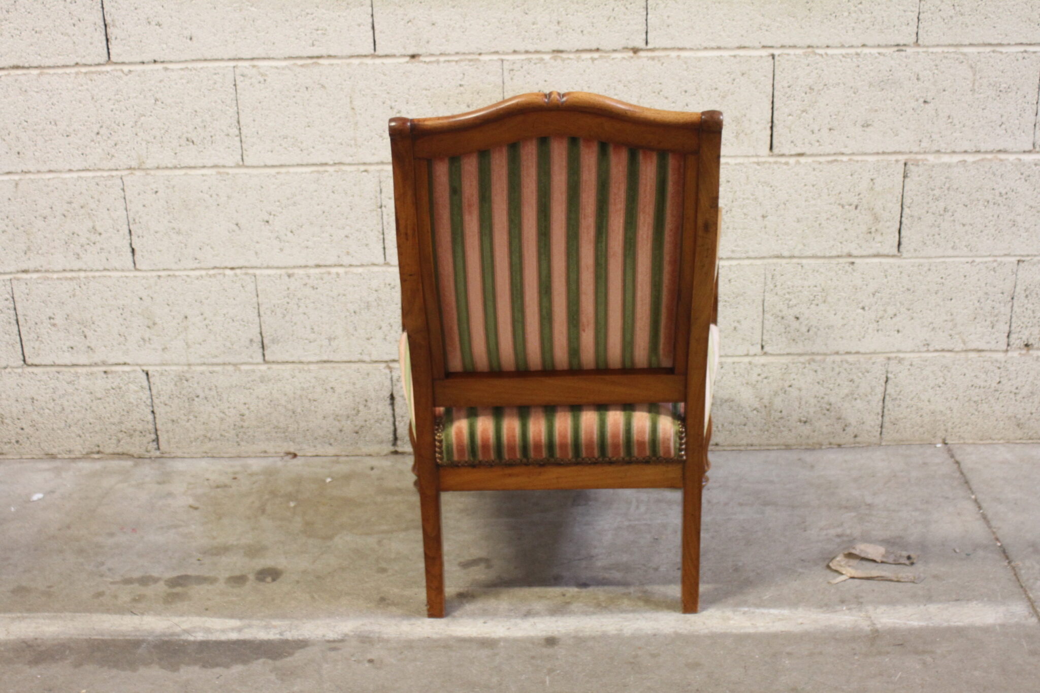 ancien-fauteuil-epoque-restauration-bois-tissu-velours-cloute-assise-ressortst-mobilier-brocante-occasion-emmaus-scherwiller-etikette (1)