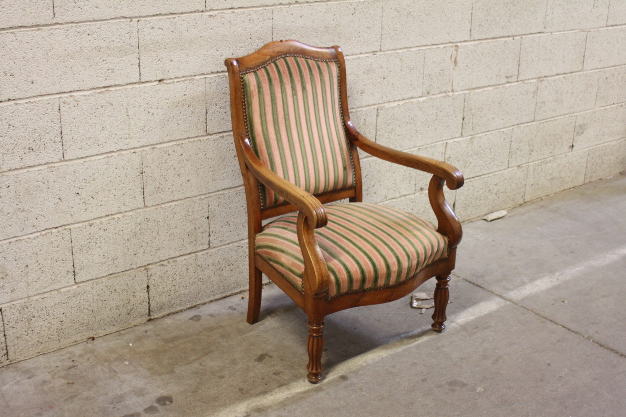 ancien-fauteuil-epoque-restauration-bois-tissu-velours-cloute-assise-ressortst-mobilier-brocante-occasion-emmaus-scherwiller-etikette (2)