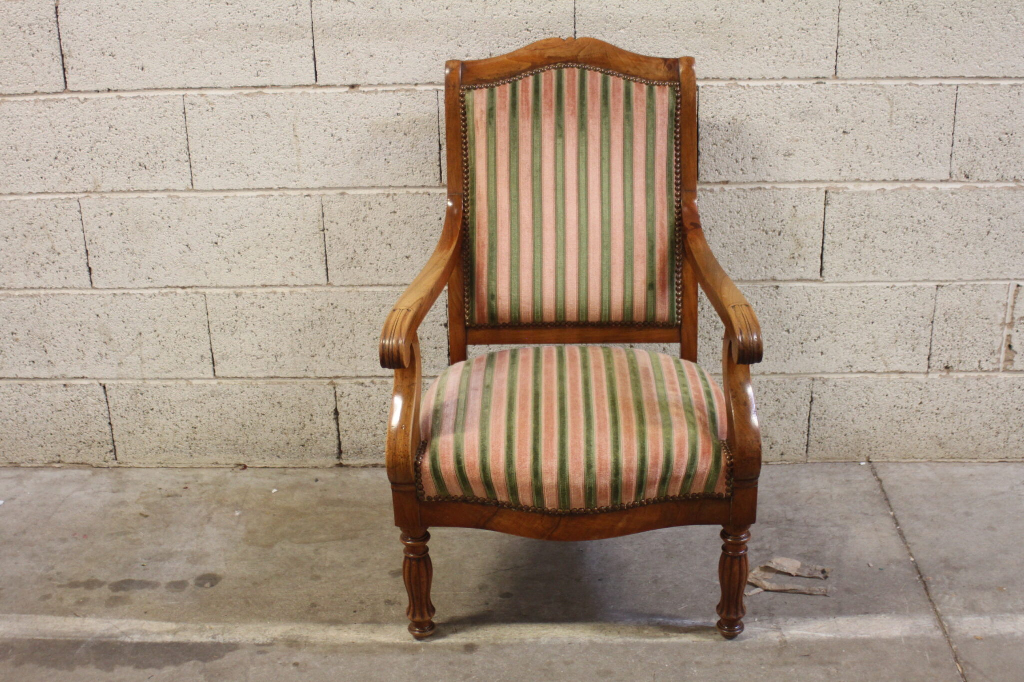 ancien-fauteuil-epoque-restauration-bois-tissu-velours-cloute-assise-ressortst-mobilier-brocante-occasion-emmaus-scherwiller-etikette (3)