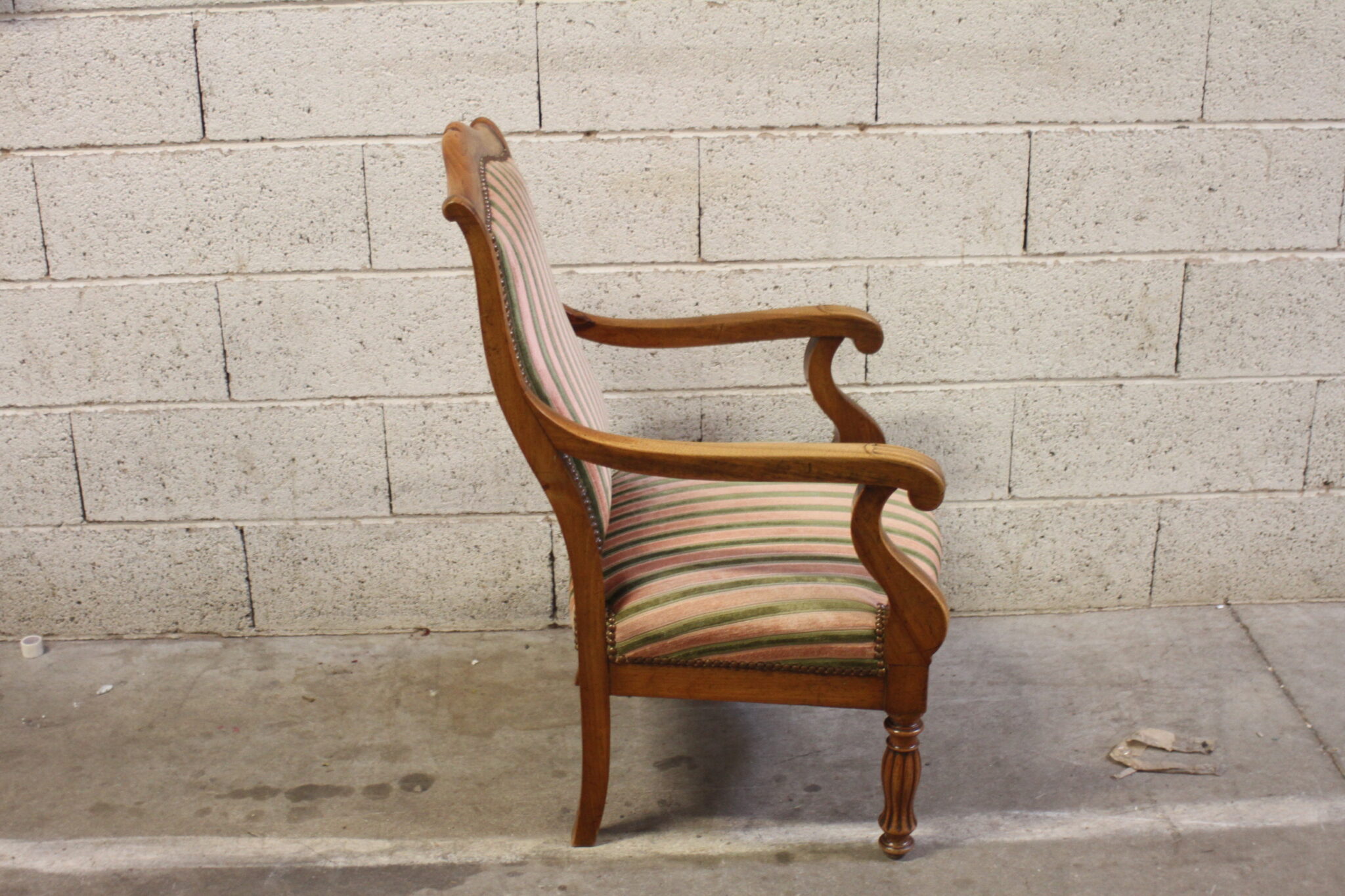 ancien-fauteuil-epoque-restauration-bois-tissu-velours-cloute-assise-ressortst-mobilier-brocante-occasion-emmaus-scherwiller-etikette (4)