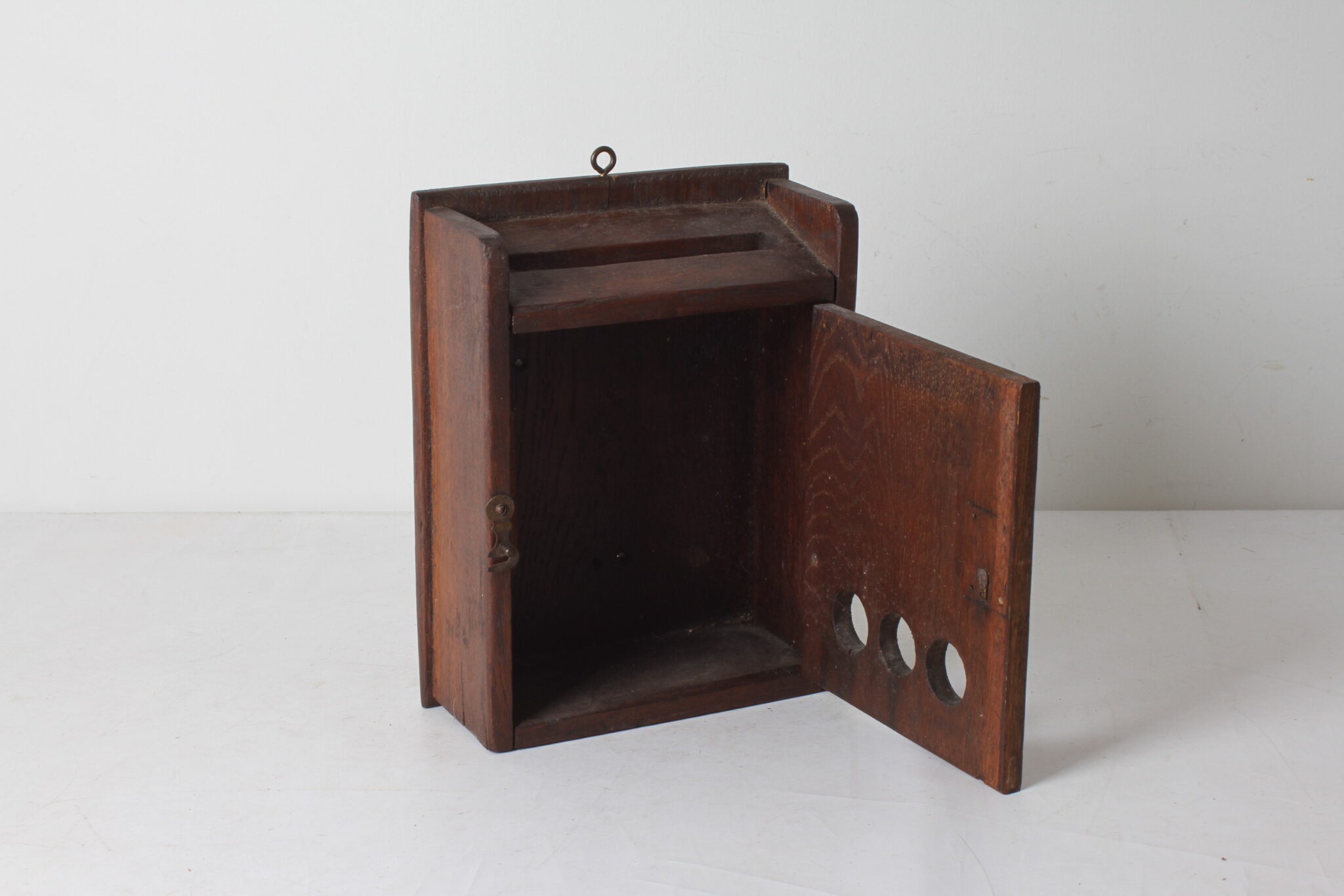 Ancienne-boîte-aux-lettres-murale-en-bois-emmaus-etikette-scherwiller (4)