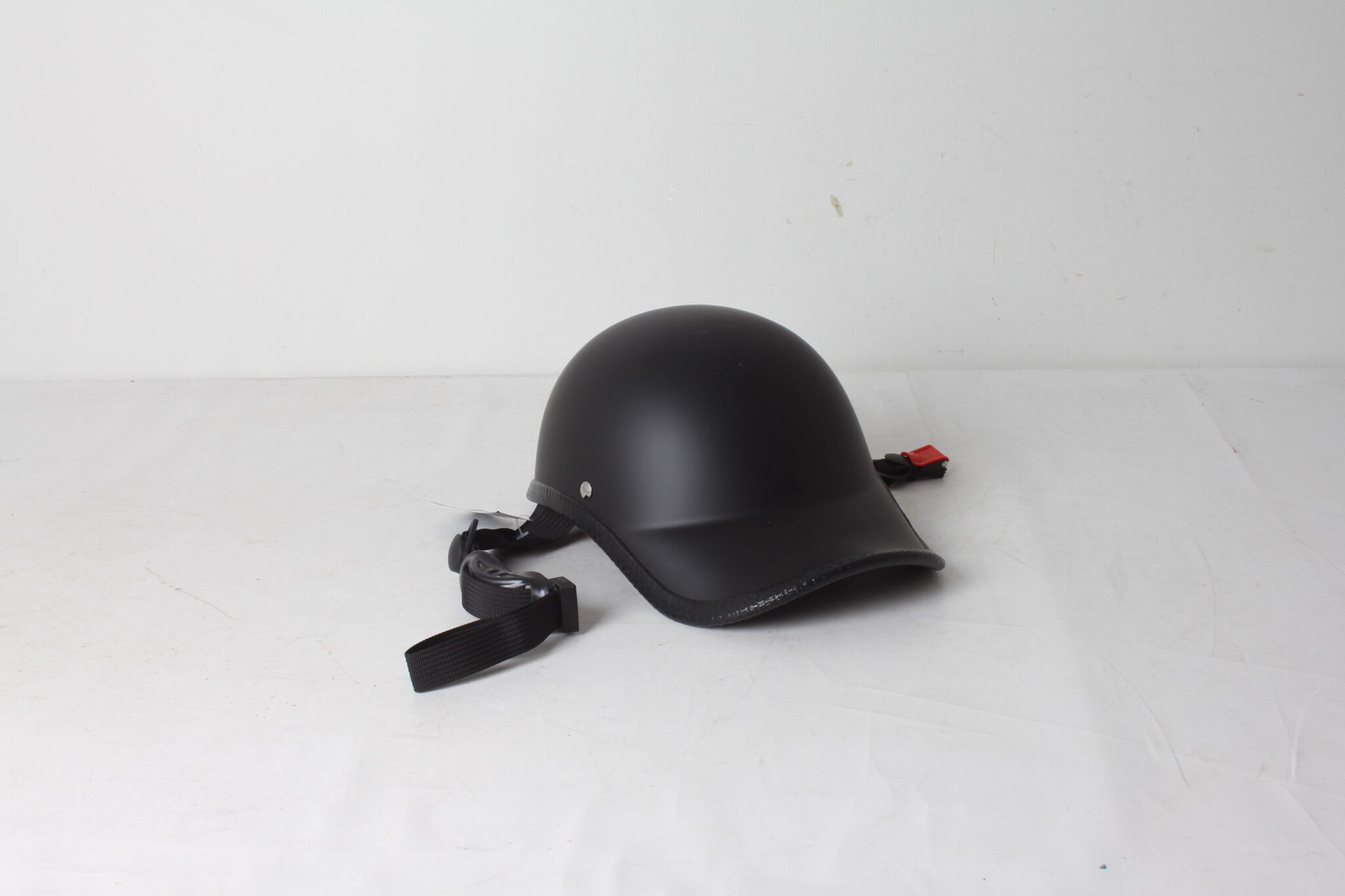 demi-casque-moto-style-baseball-retro-noir-taille-55-60-cm-loisir-brocante-occasion-emmaus-scherwiller-etikette (2)