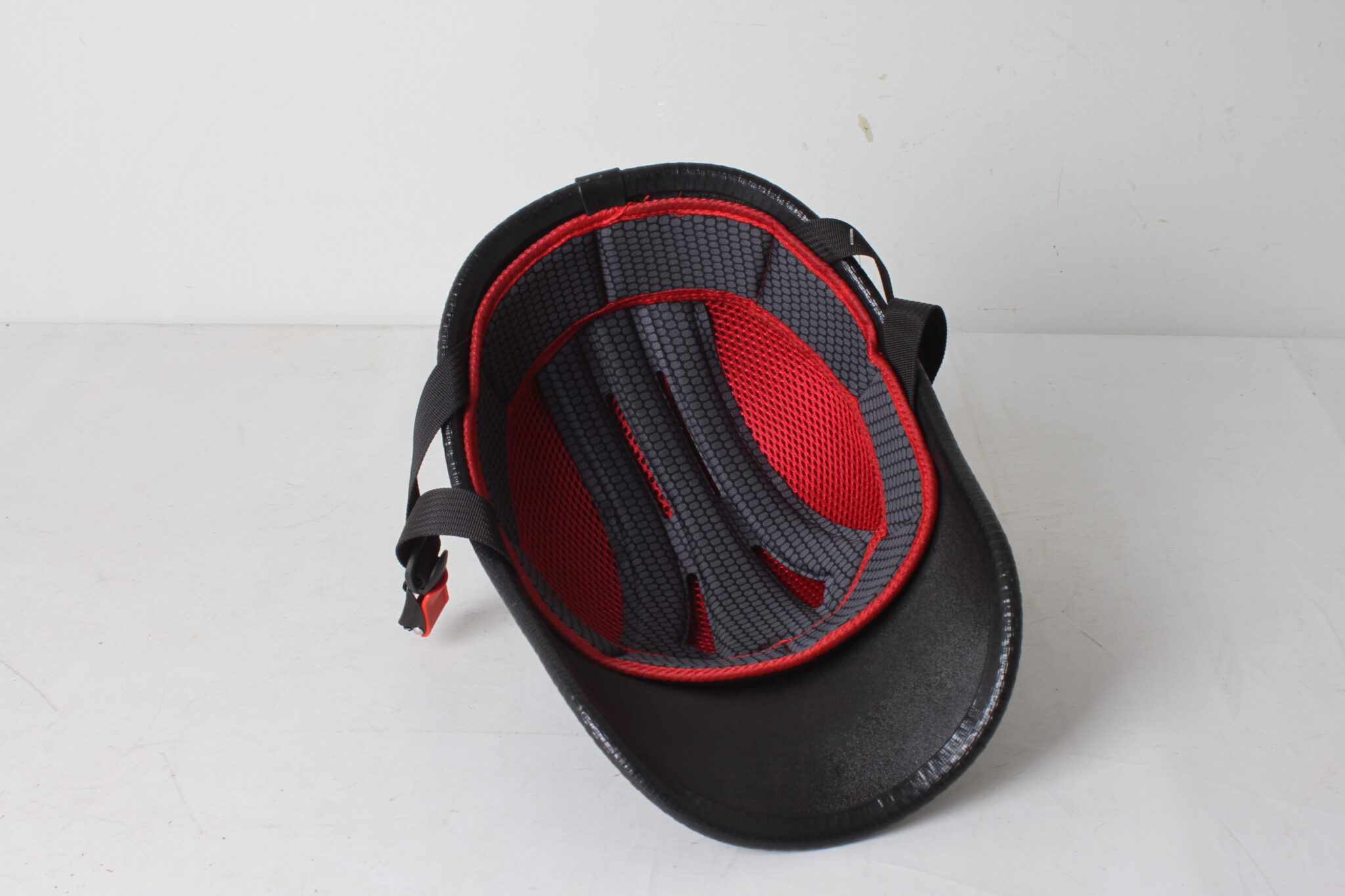 demi-casque-moto-style-baseball-retro-noir-taille-55-60-cm-loisir-brocante-occasion-emmaus-scherwiller-etikette (4)