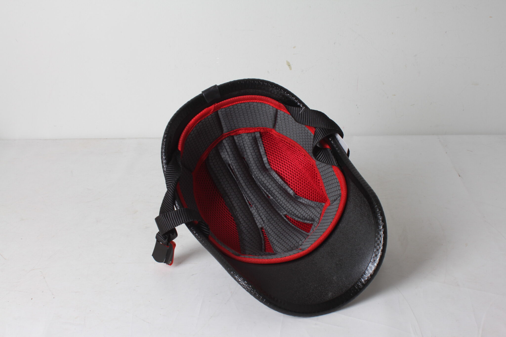 demi-casque-moto-style-baseball-retro-noir-taille-55-60-cm-loisir-brocante-occasion-emmaus-scherwiller-etikette (9)