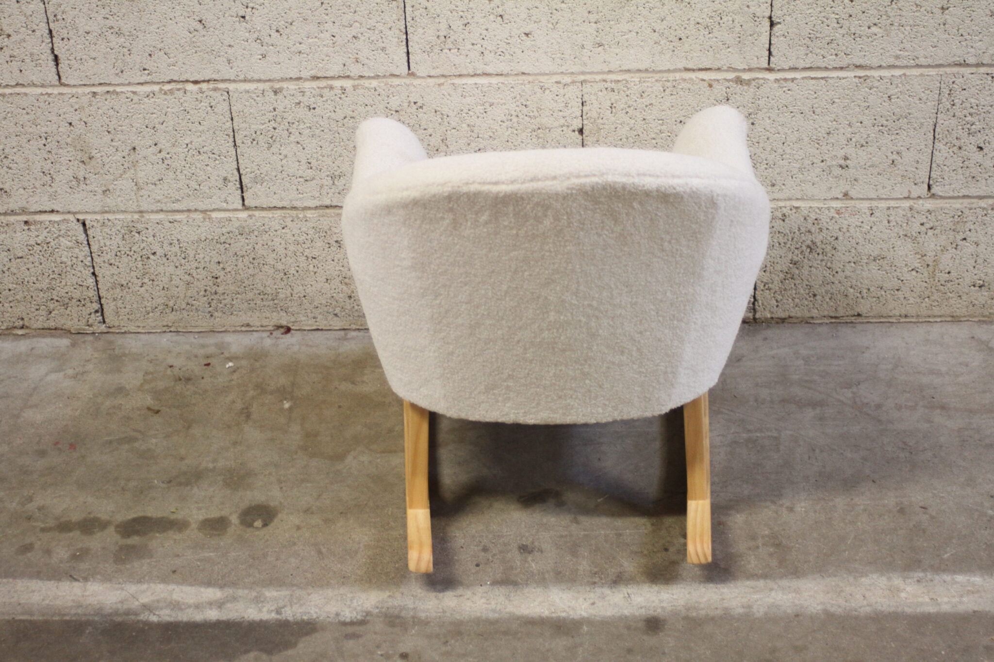 fauteuil-a-bascule-pour-enfant-bois-assise-mousse-tissu-moumoute-blanche-mobilier-occasion-emmaus-scherwiller-etikette (1)