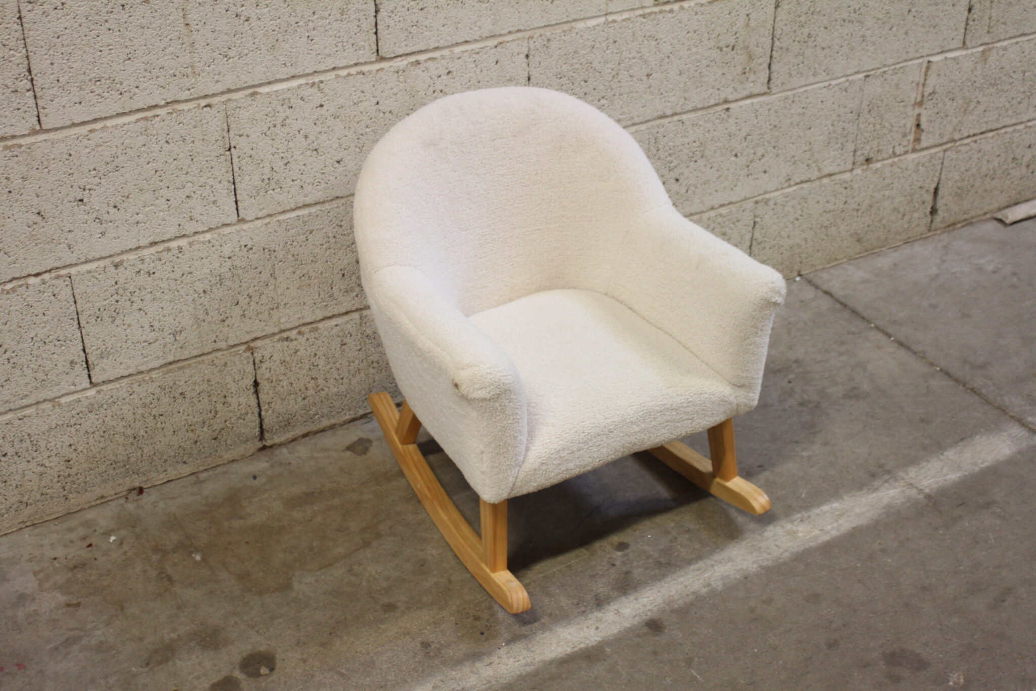 fauteuil-a-bascule-pour-enfant-bois-assise-mousse-tissu-moumoute-blanche-mobilier-occasion-emmaus-scherwiller-etikette (2)