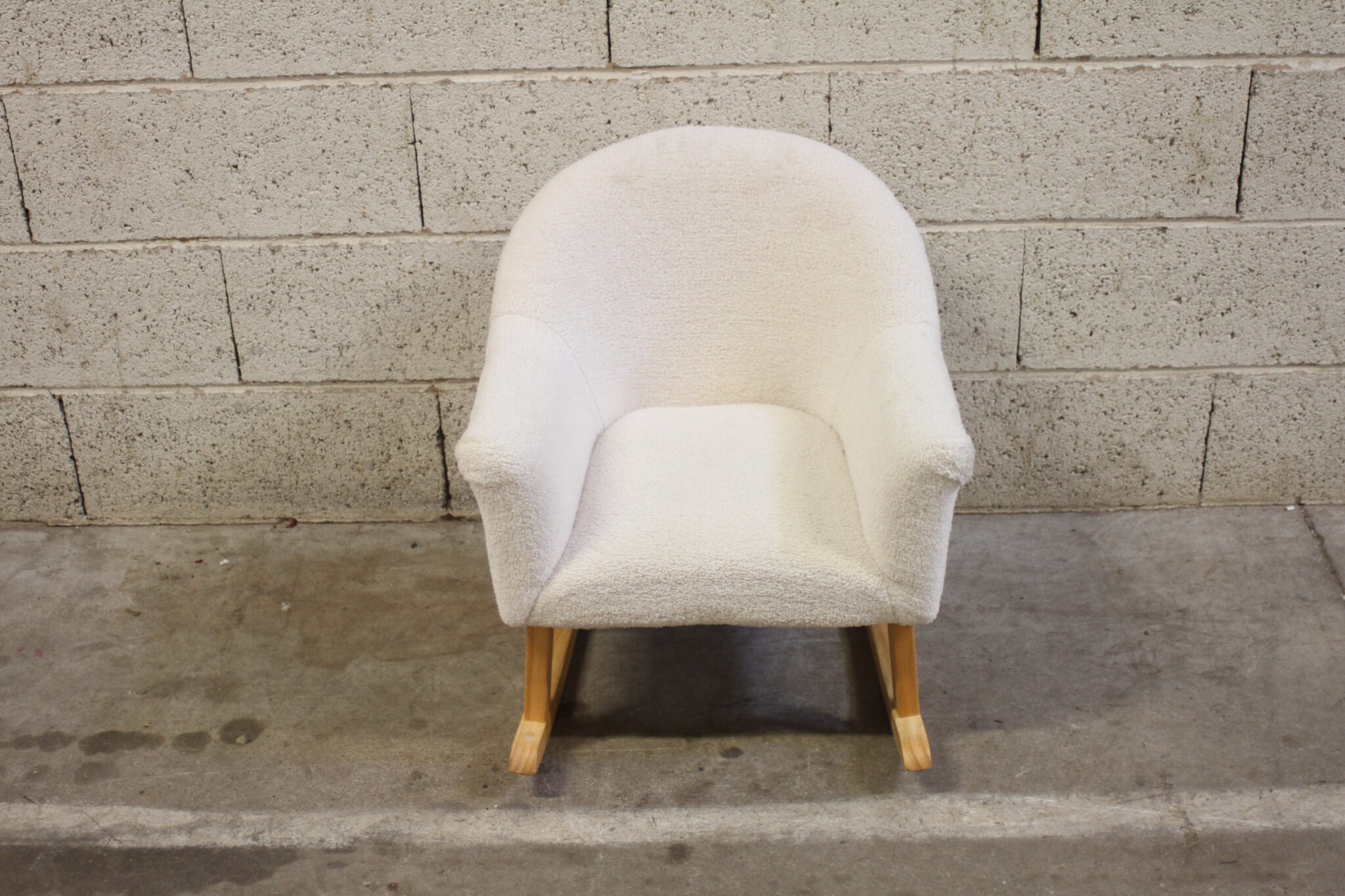 fauteuil-a-bascule-pour-enfant-bois-assise-mousse-tissu-moumoute-blanche-mobilier-occasion-emmaus-scherwiller-etikette (3)