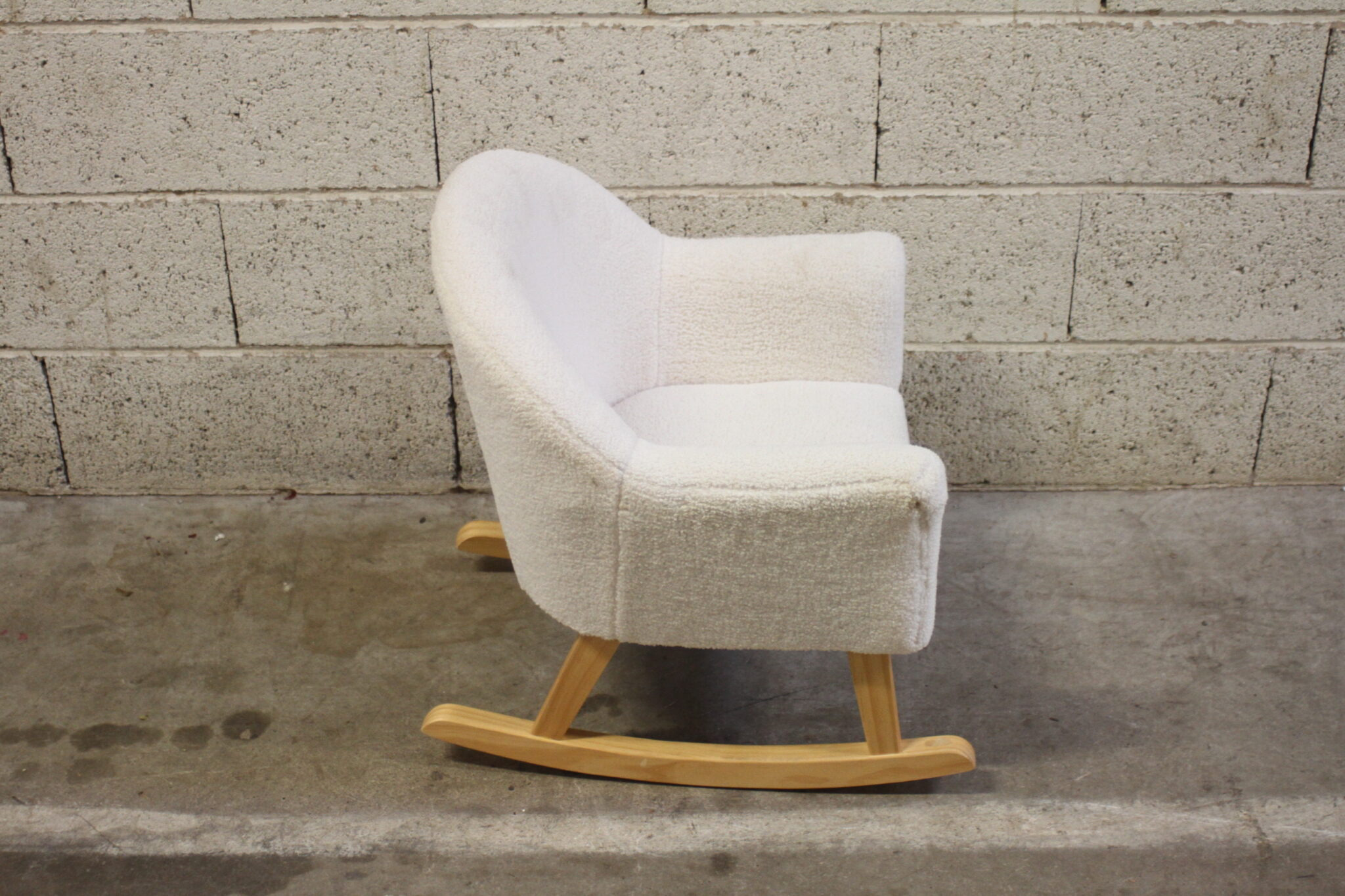 fauteuil-a-bascule-pour-enfant-bois-assise-mousse-tissu-moumoute-blanche-mobilier-occasion-emmaus-scherwiller-etikette (4)