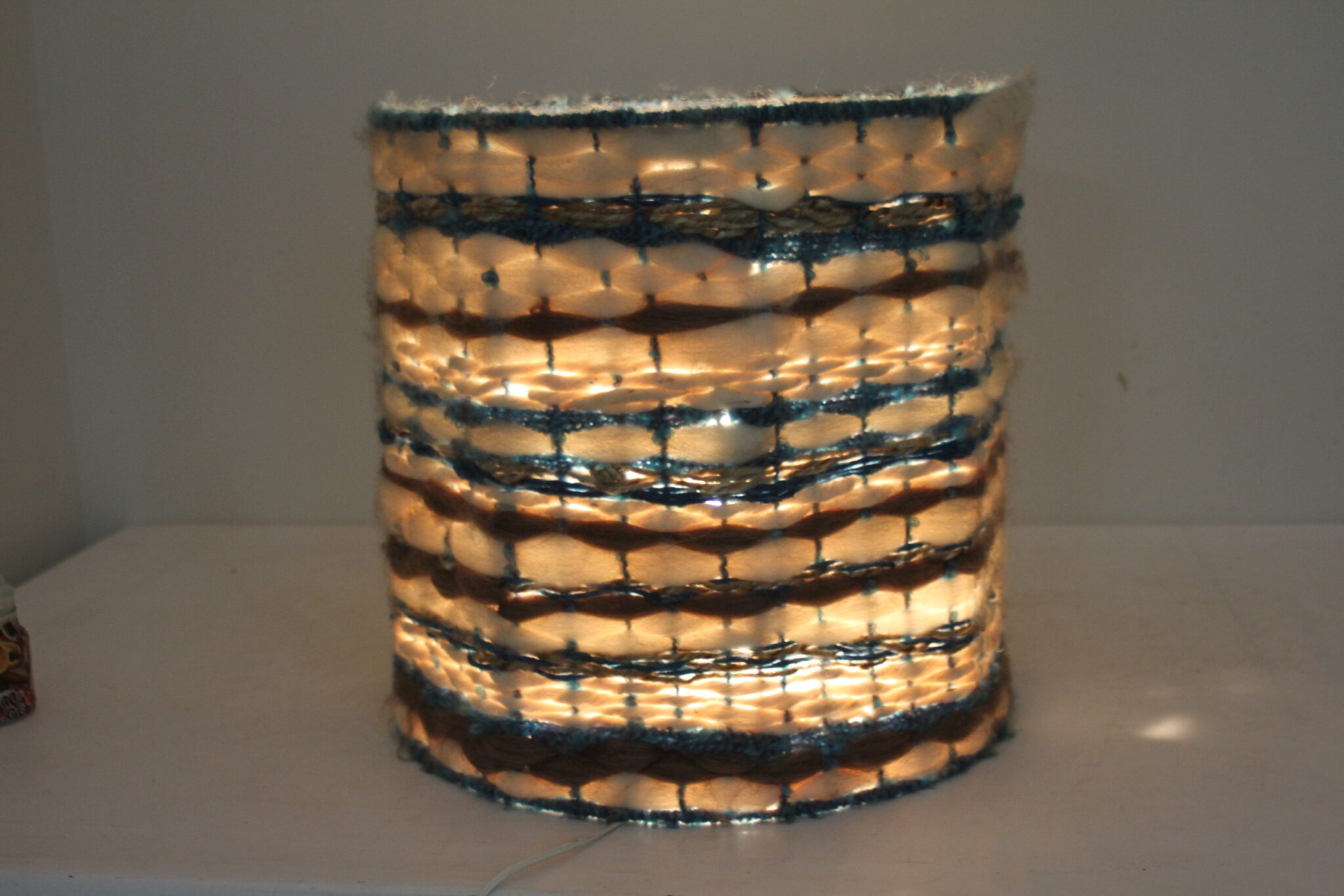 Lampe-cylindrique-emmaus-etikette-scherwiller (1)
