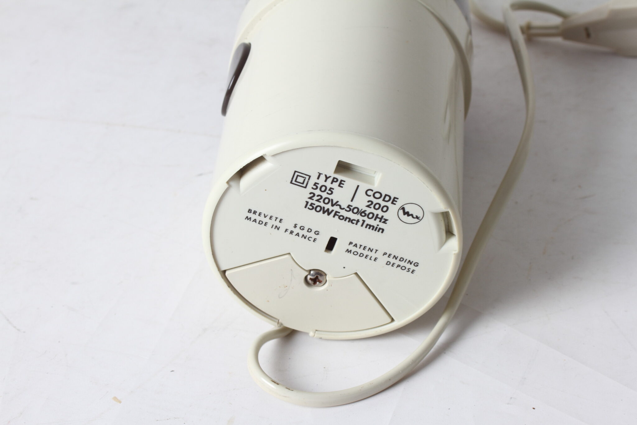 moulin-a-cafe-electrique-vintage-de-la-marque-moulinex-modele-super-junior-s-petit-electromenager-brocante-occasion-emmaus-scherwiller-etikette (1)
