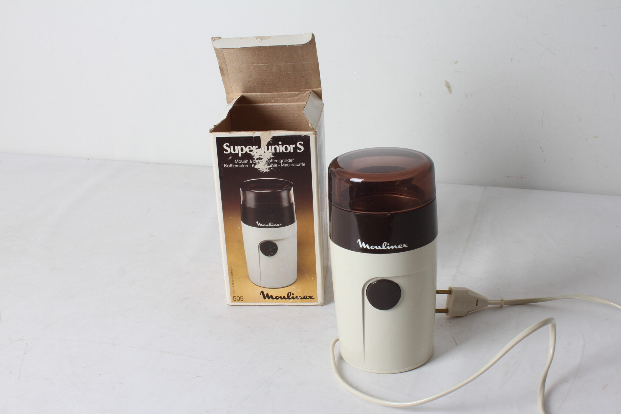 moulin-a-cafe-electrique-vintage-de-la-marque-moulinex-modele-super-junior-s-petit-electromenager-brocante-occasion-emmaus-scherwiller-etikette (2)