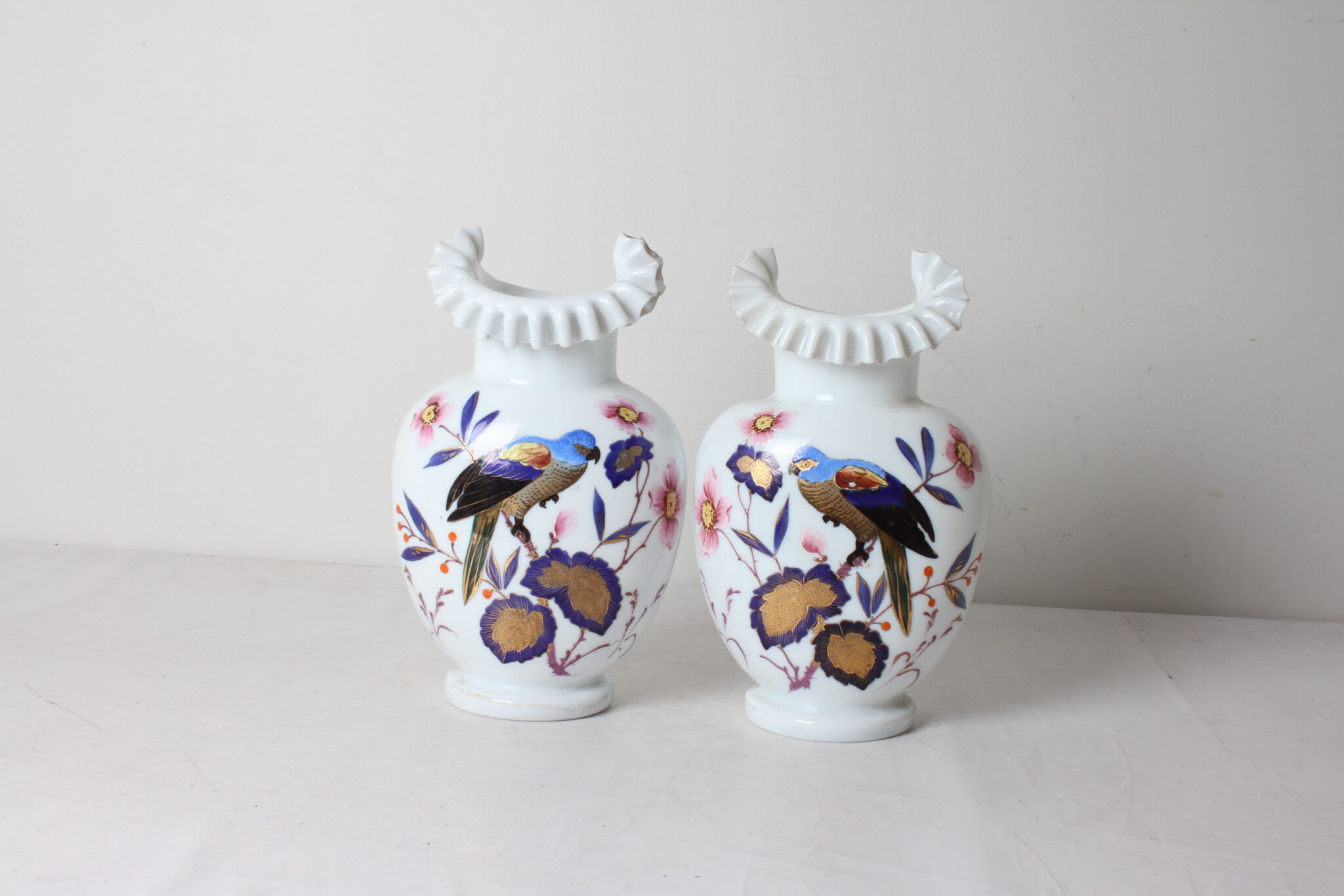 paire-de-vases-anciens-en-opaline-blanche-a-col-ondule-et-decor-polychrome-objets-deco-brocante-occasion-emmaus-scherwiller-etikette (2)