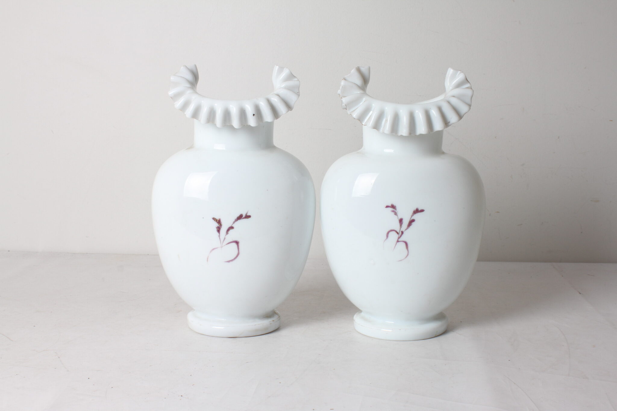 paire-de-vases-anciens-en-opaline-blanche-a-col-ondule-et-decor-polychrome-objets-deco-brocante-occasion-emmaus-scherwiller-etikette (3)