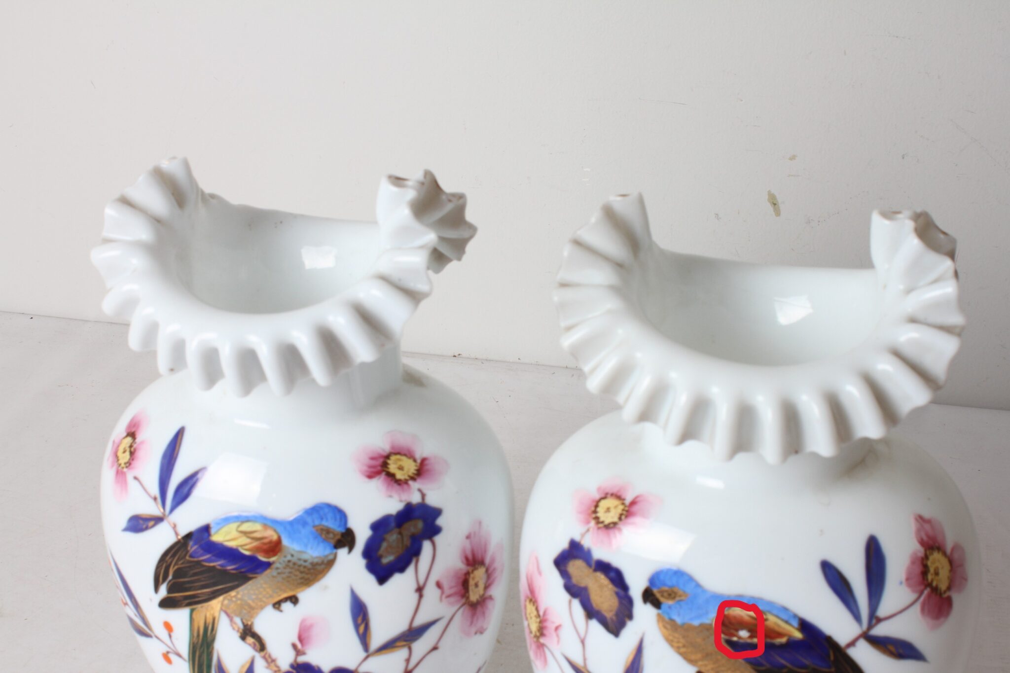 paire-de-vases-anciens-en-opaline-blanche-a-col-ondule-et-decor-polychrome-objets-deco-brocante-occasion-emmaus-scherwiller-etikette (4)