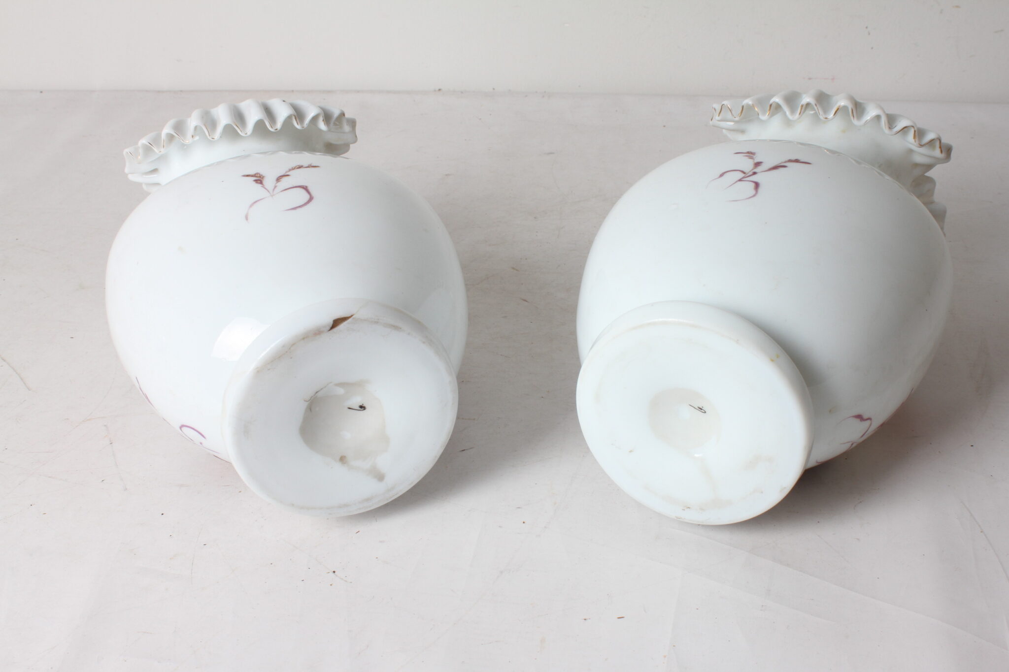 paire-de-vases-anciens-en-opaline-blanche-a-col-ondule-et-decor-polychrome-objets-deco-brocante-occasion-emmaus-scherwiller-etikette (5)