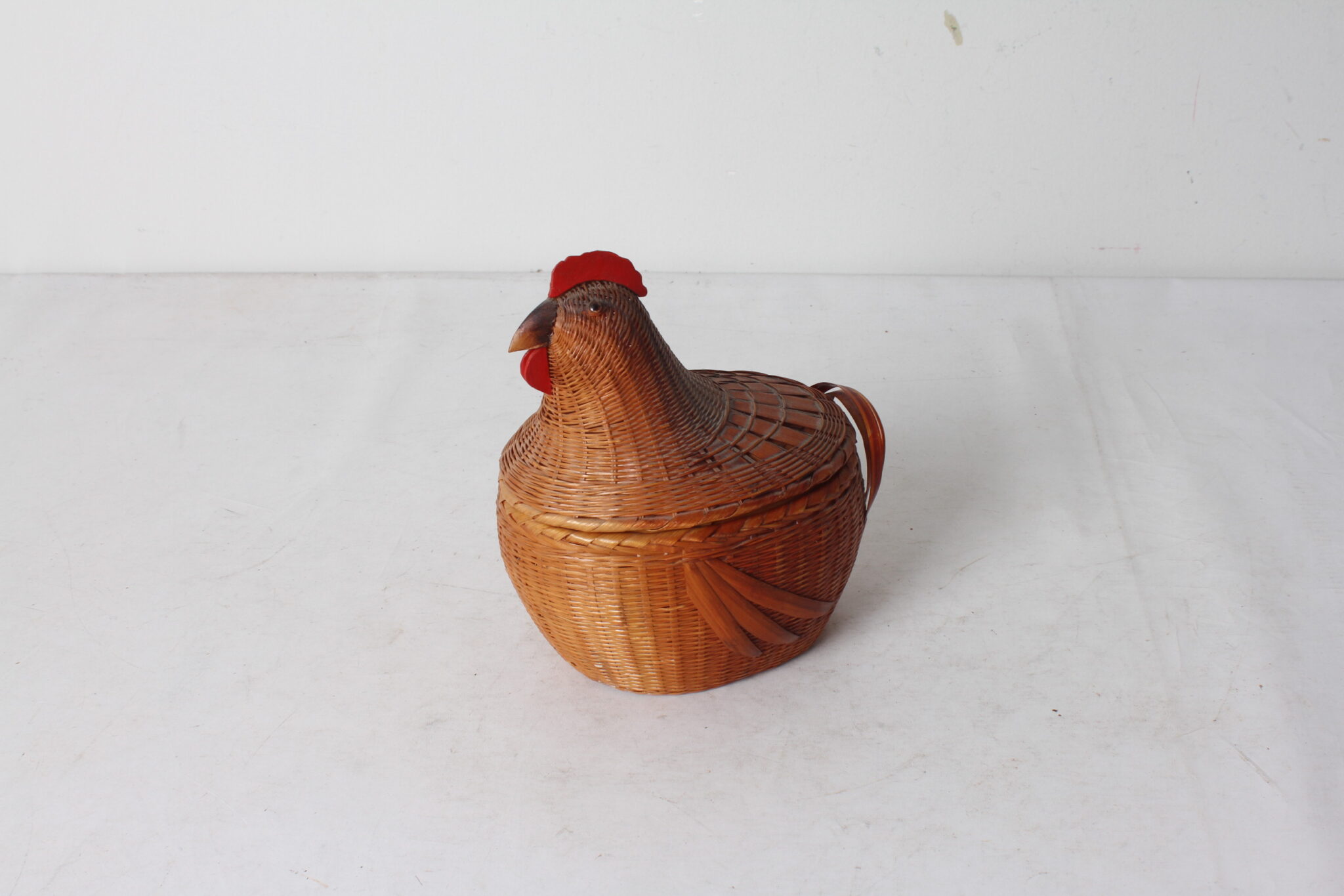 panier-a-oeufs-poule-cocotte-vintage-en-osier-art-de-la-table-objets-deco-brocante-occasion-emmaus-scherwiller-etikette (1)