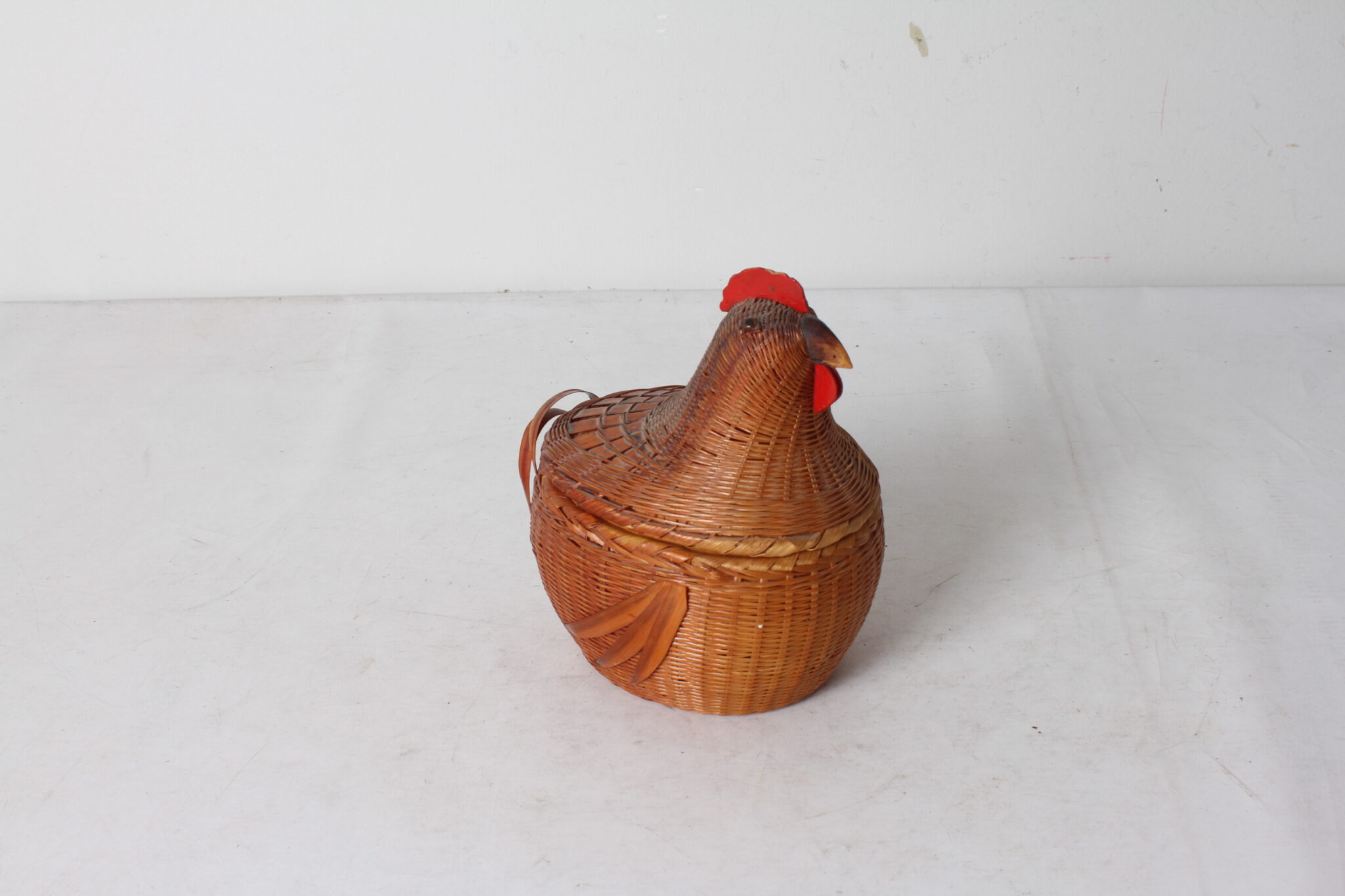 panier-a-oeufs-poule-cocotte-vintage-en-osier-art-de-la-table-objets-deco-brocante-occasion-emmaus-scherwiller-etikette (2)