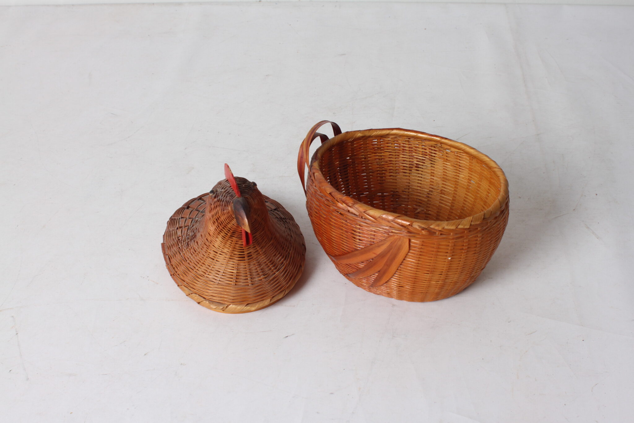 panier-a-oeufs-poule-cocotte-vintage-en-osier-art-de-la-table-objets-deco-brocante-occasion-emmaus-scherwiller-etikette (3)