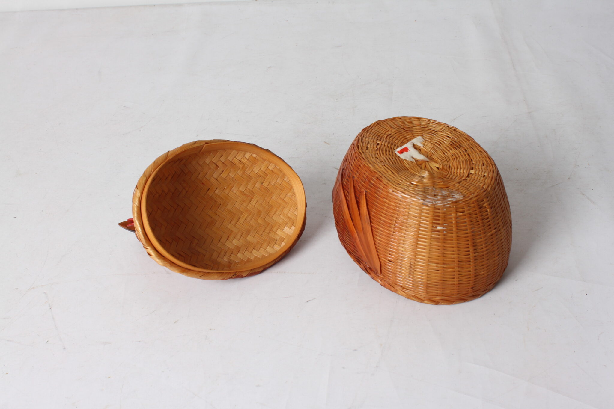 panier-a-oeufs-poule-cocotte-vintage-en-osier-art-de-la-table-objets-deco-brocante-occasion-emmaus-scherwiller-etikette (4)