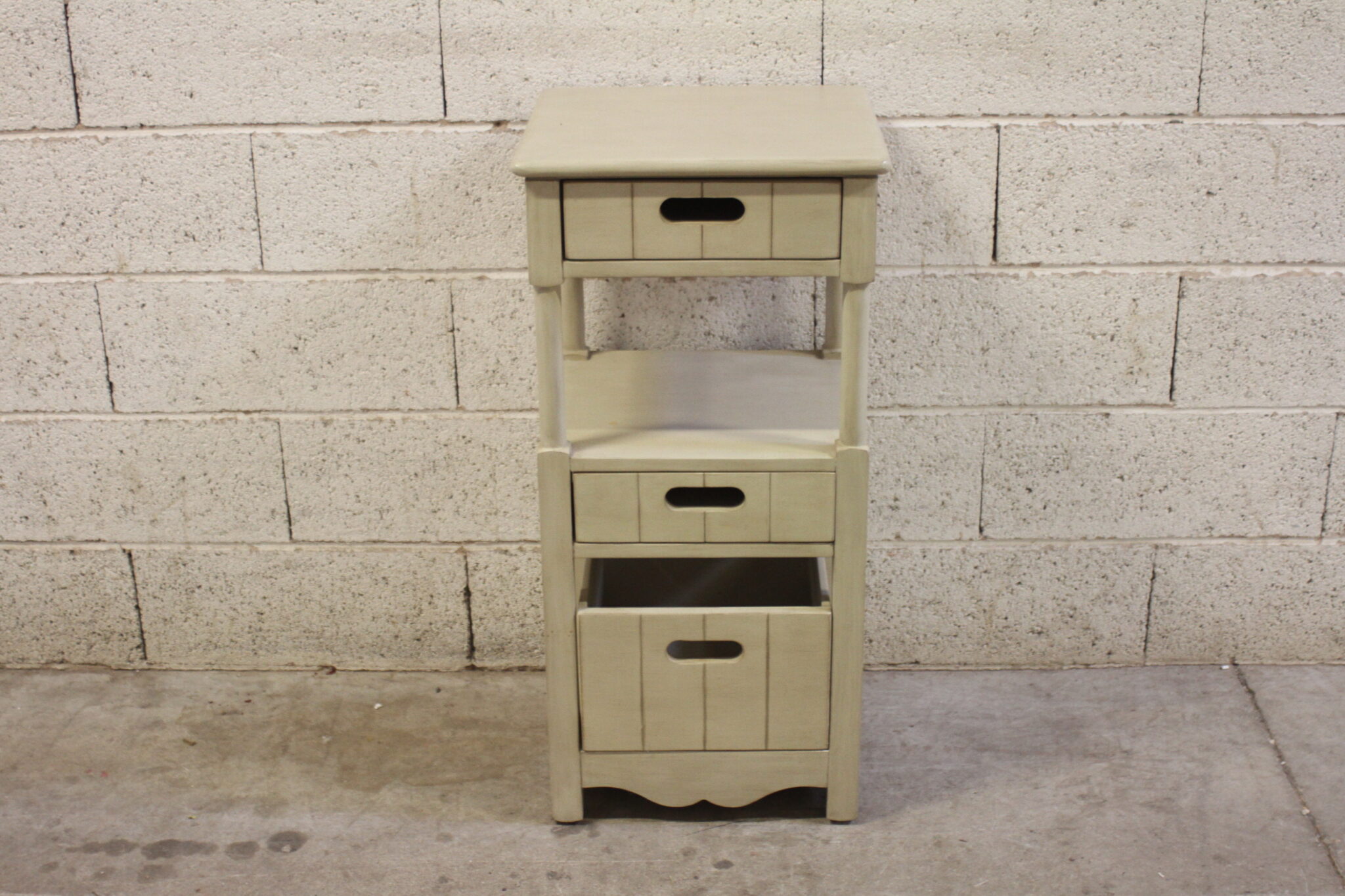 petit-meuble-de-decoration-rangement-3-tiroirs-bois-mobilier-occasion-emmaus-scherwiller-etikette (3)