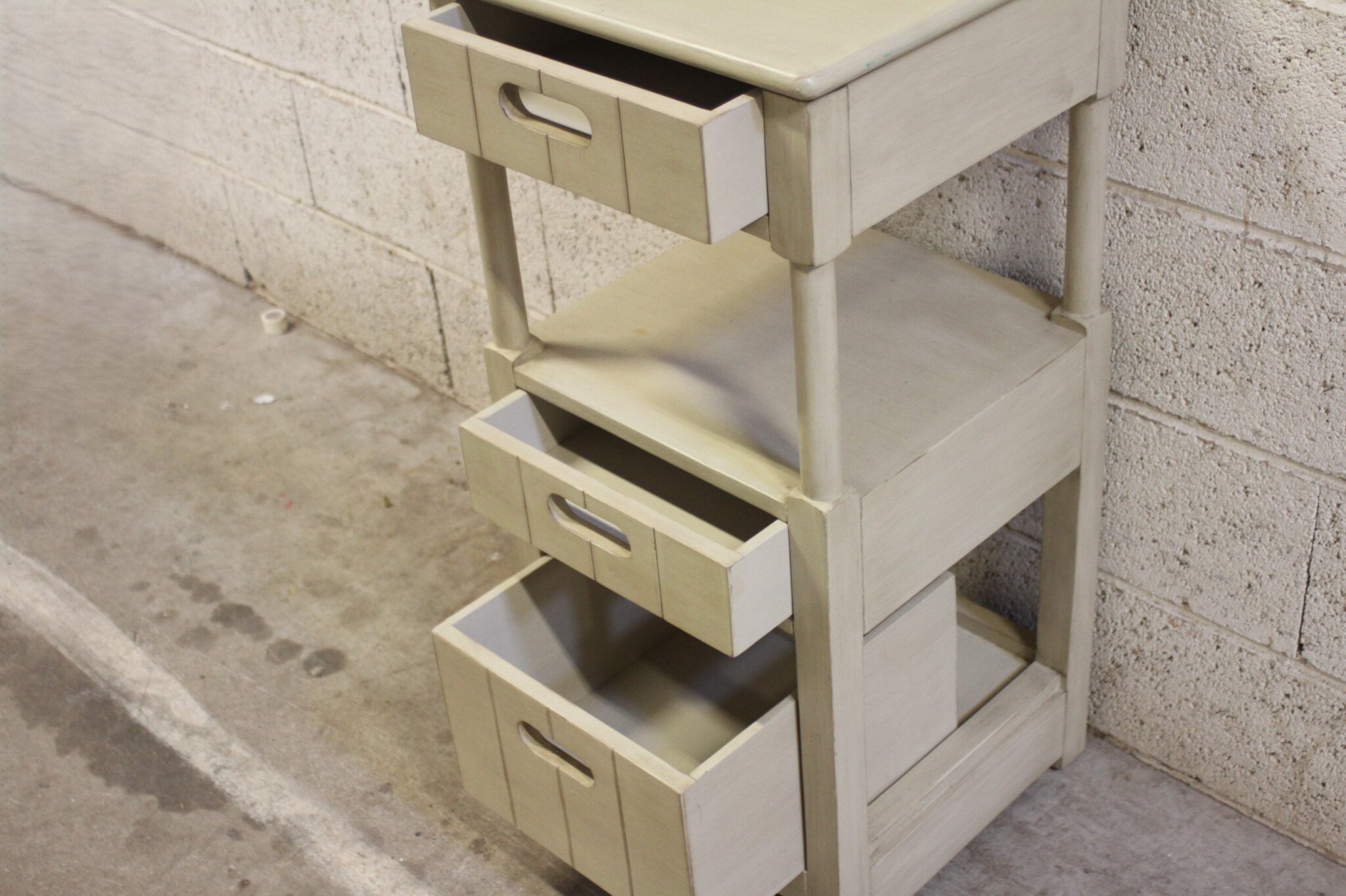 petit-meuble-de-decoration-rangement-3-tiroirs-bois-mobilier-occasion-emmaus-scherwiller-etikette (4)