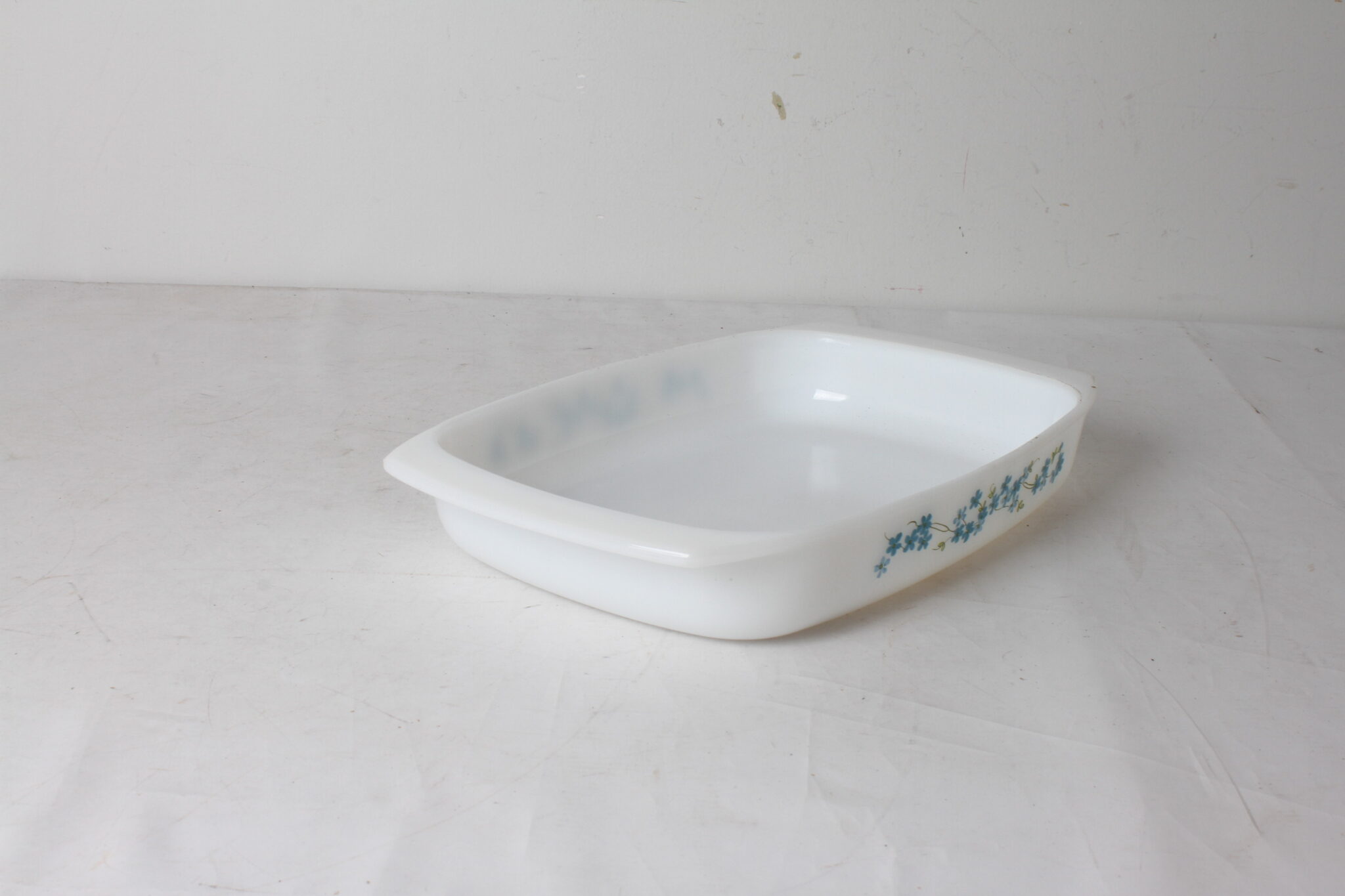 Plat-a-four-rectangulaire-Arcopal-Myosotis-emmaus-etikette-scherwiller (1)