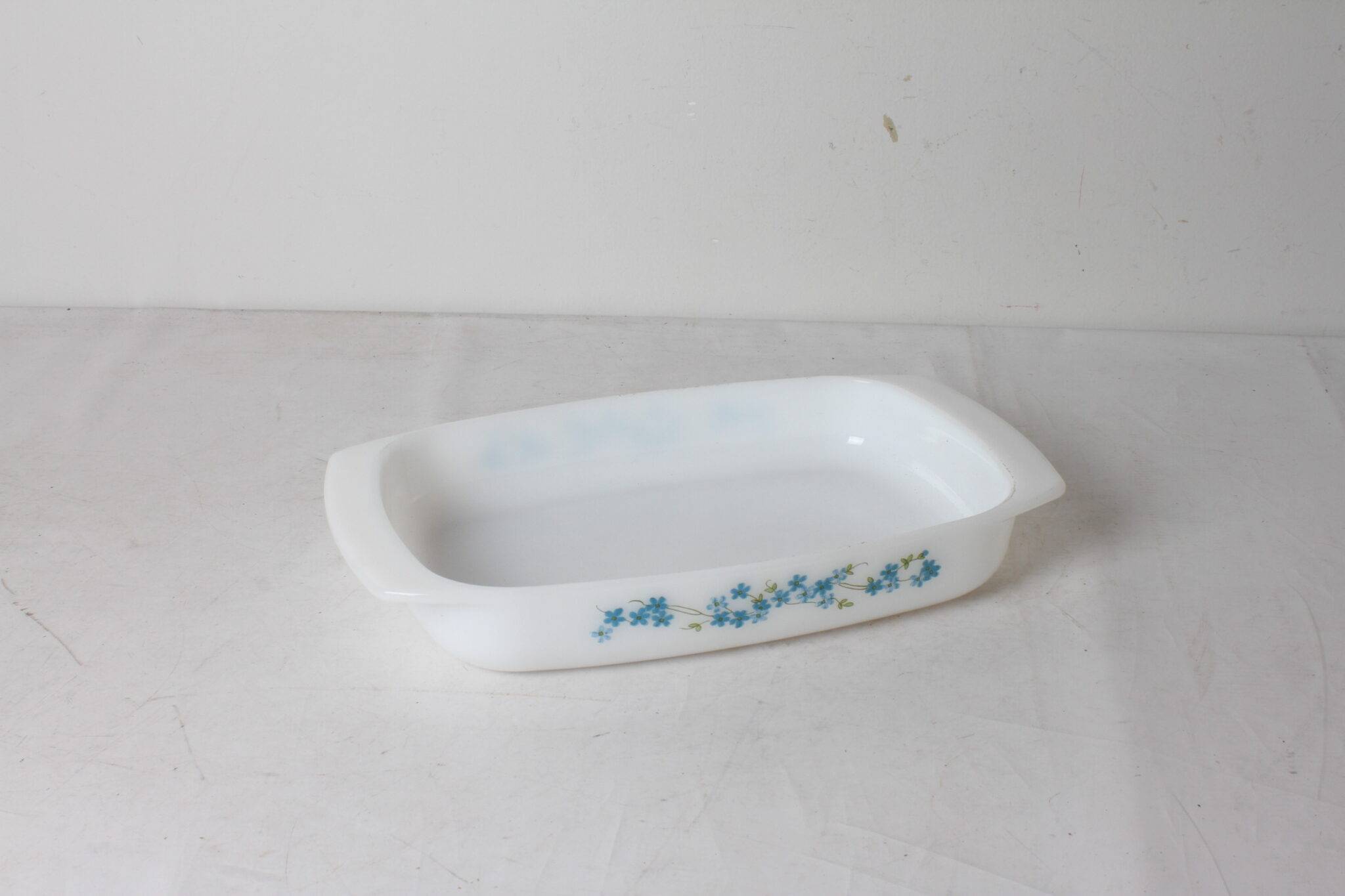 Plat-a-four-rectangulaire-Arcopal-Myosotis-emmaus-etikette-scherwiller (2)