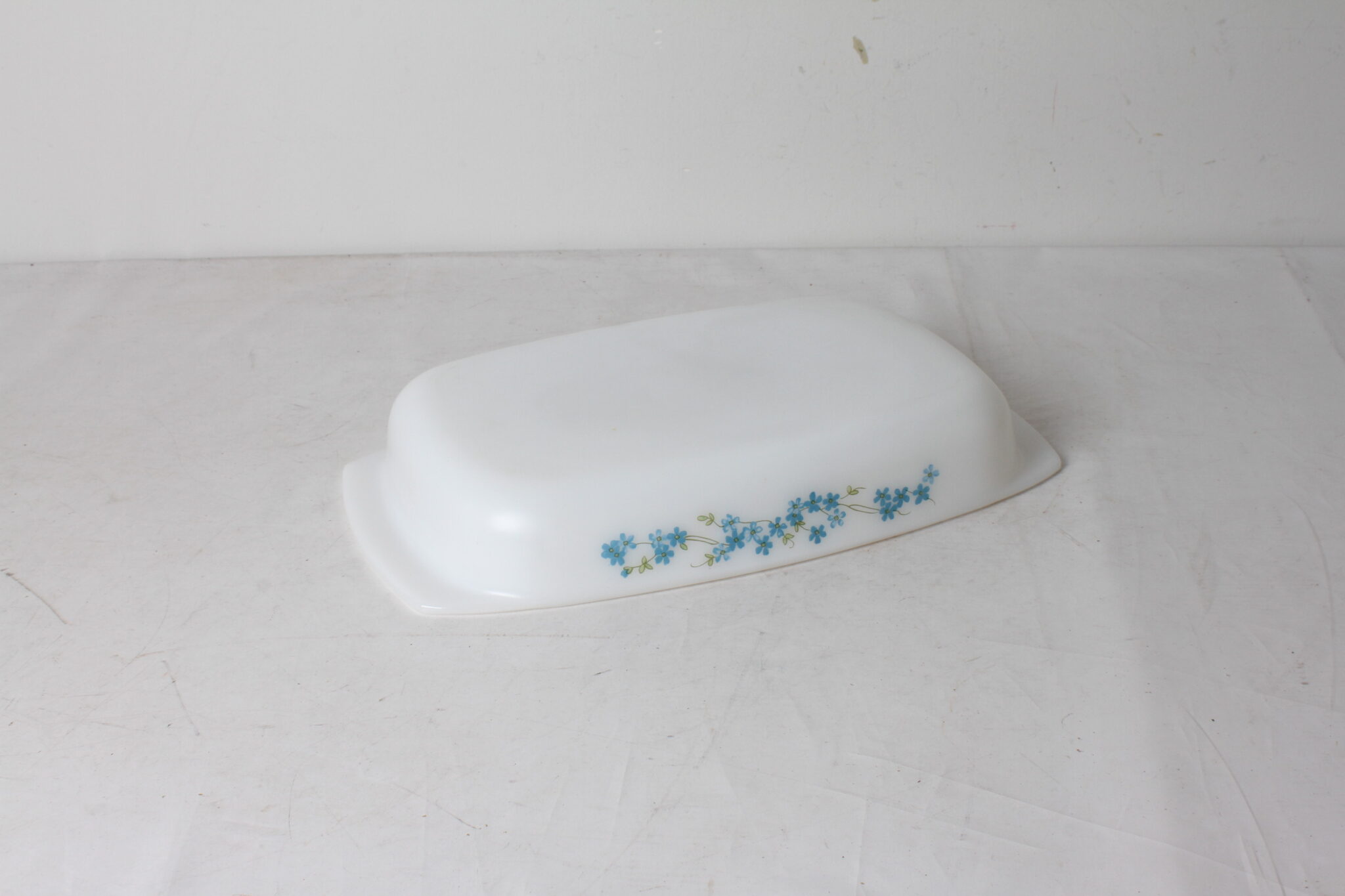 Plat-a-four-rectangulaire-Arcopal-Myosotis-emmaus-etikette-scherwiller (3)
