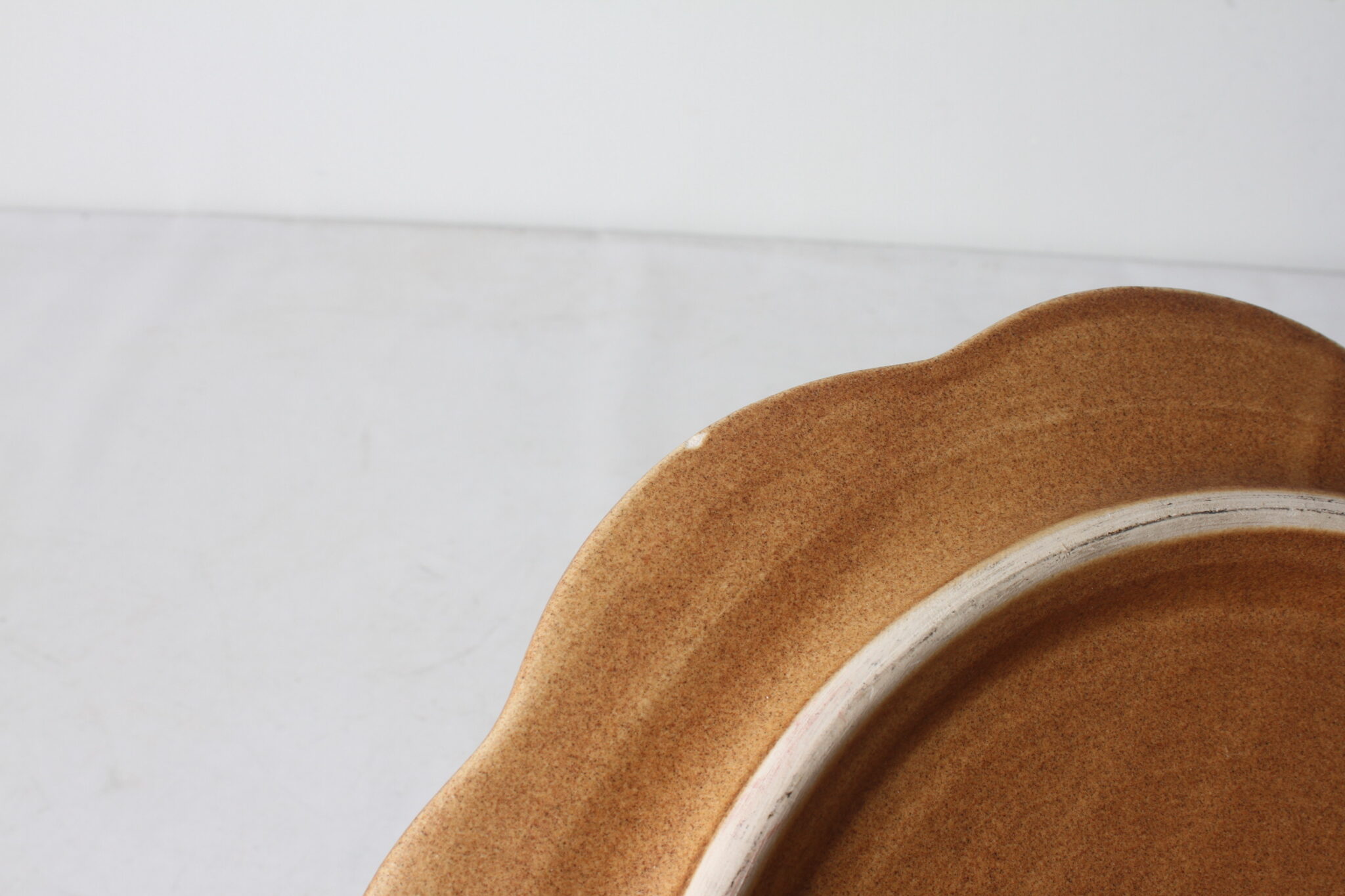 plateau-a-fromages-vintage-ceramique-decor-floral-poignee-centrale-bois-art-de-la-table-brocante-occasion-emmaus-scherwiller-etikette (1)