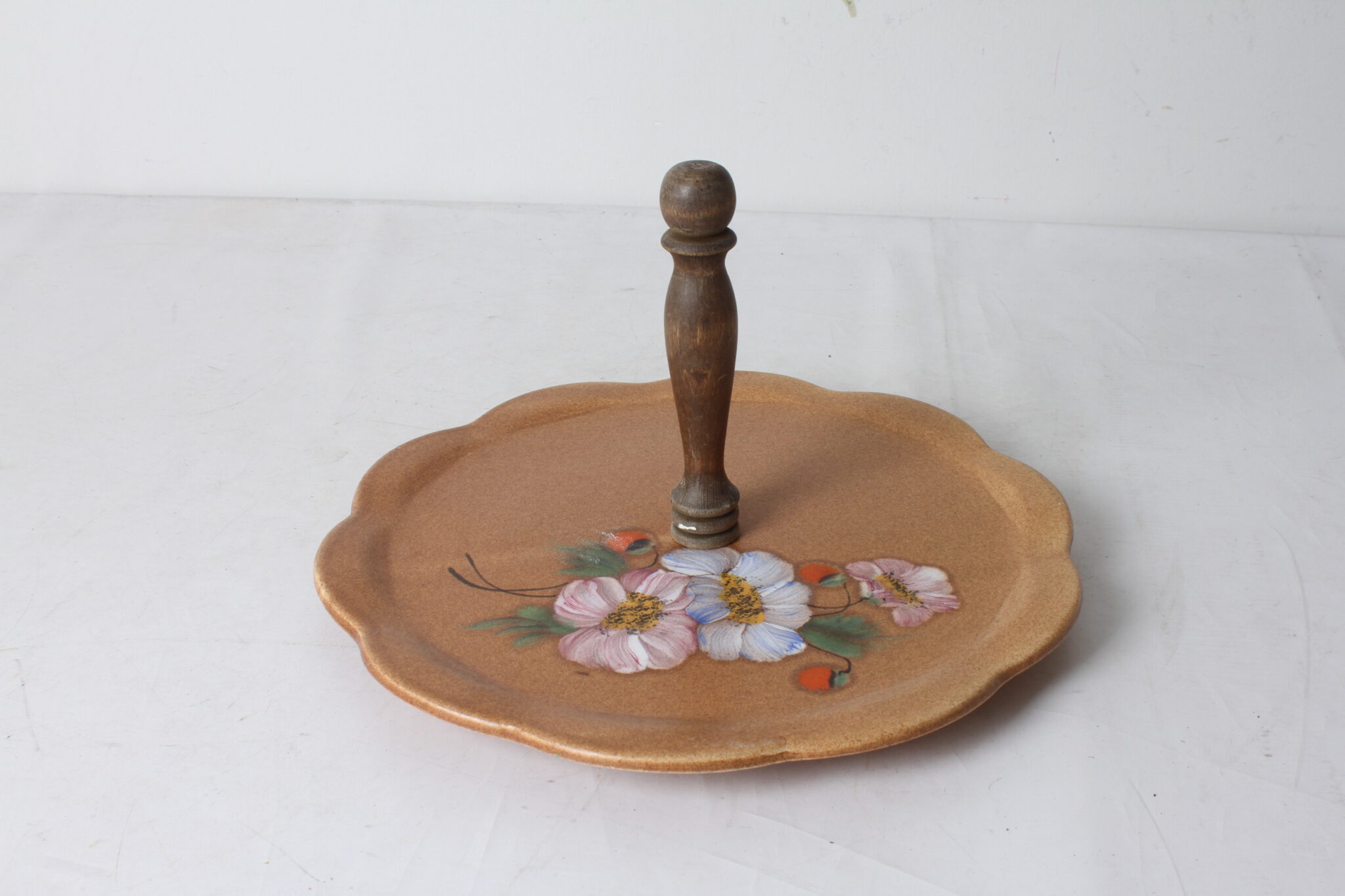 plateau-a-fromages-vintage-ceramique-decor-floral-poignee-centrale-bois-art-de-la-table-brocante-occasion-emmaus-scherwiller-etikette (2)