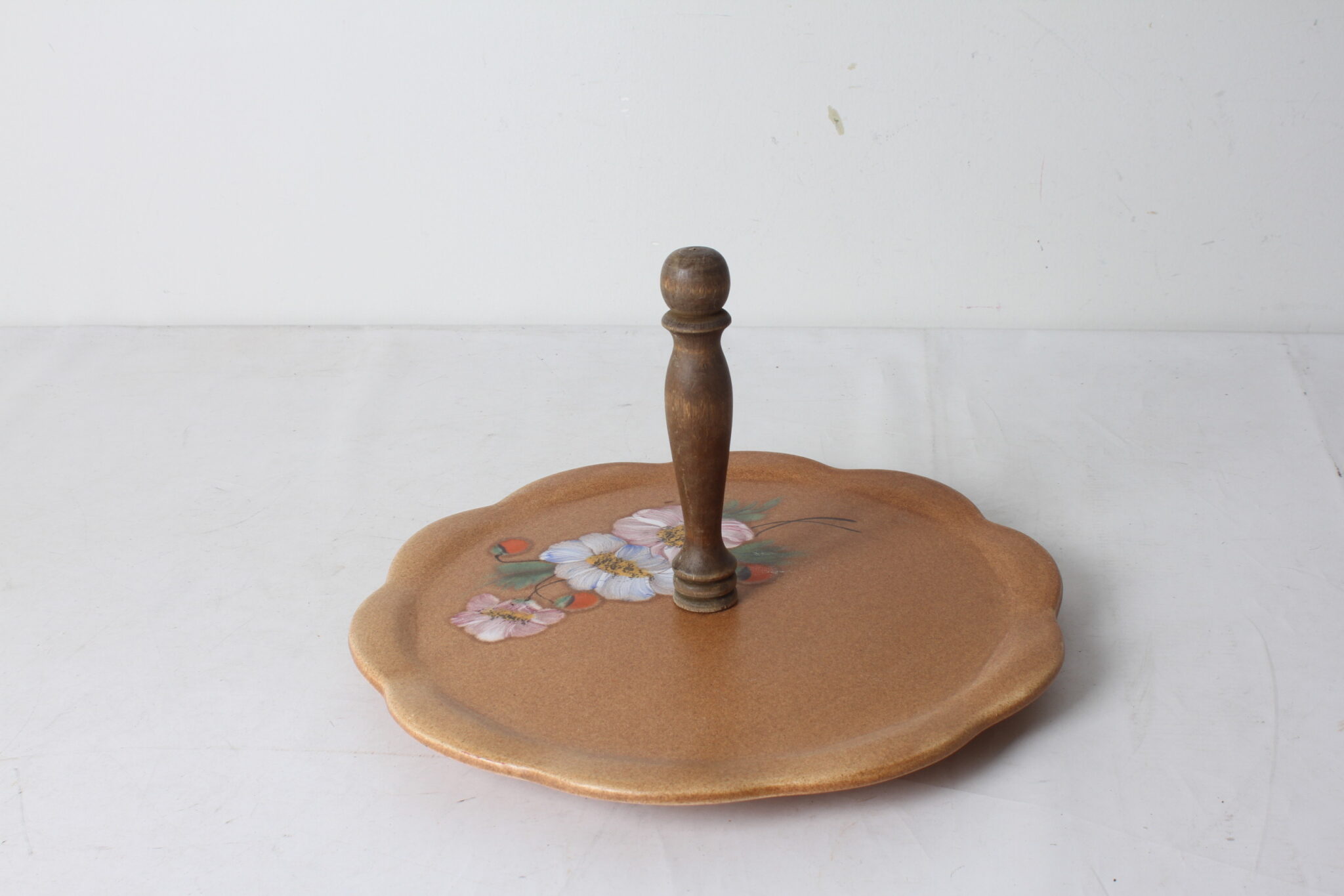 plateau-a-fromages-vintage-ceramique-decor-floral-poignee-centrale-bois-art-de-la-table-brocante-occasion-emmaus-scherwiller-etikette (3)