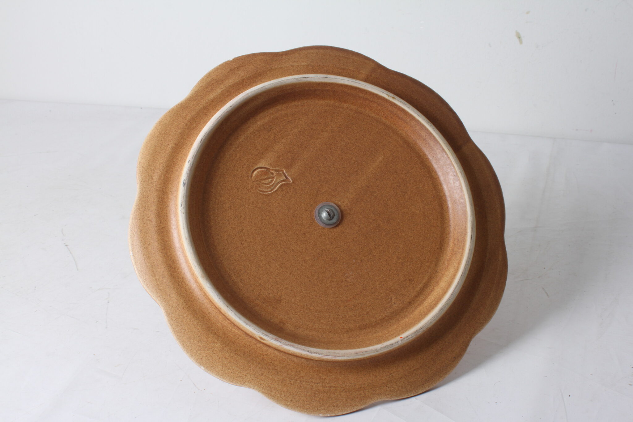 plateau-a-fromages-vintage-ceramique-decor-floral-poignee-centrale-bois-art-de-la-table-brocante-occasion-emmaus-scherwiller-etikette (4)