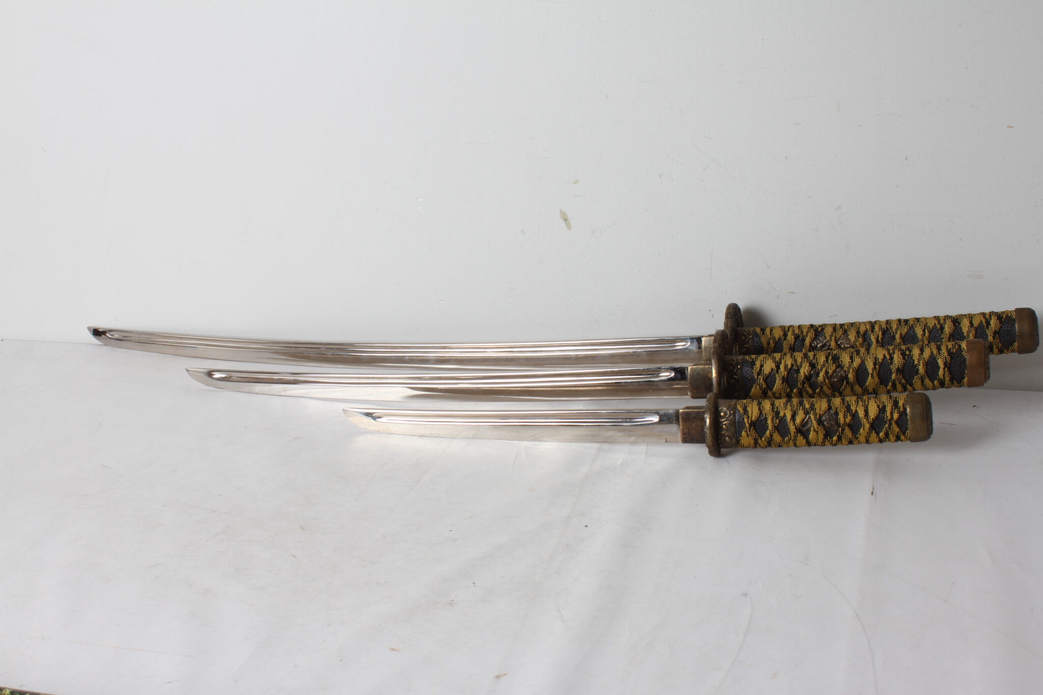 Set-de-3-katana-decoratif-avec-support-en-bois-emmaus-etikette-scherwiller (1)