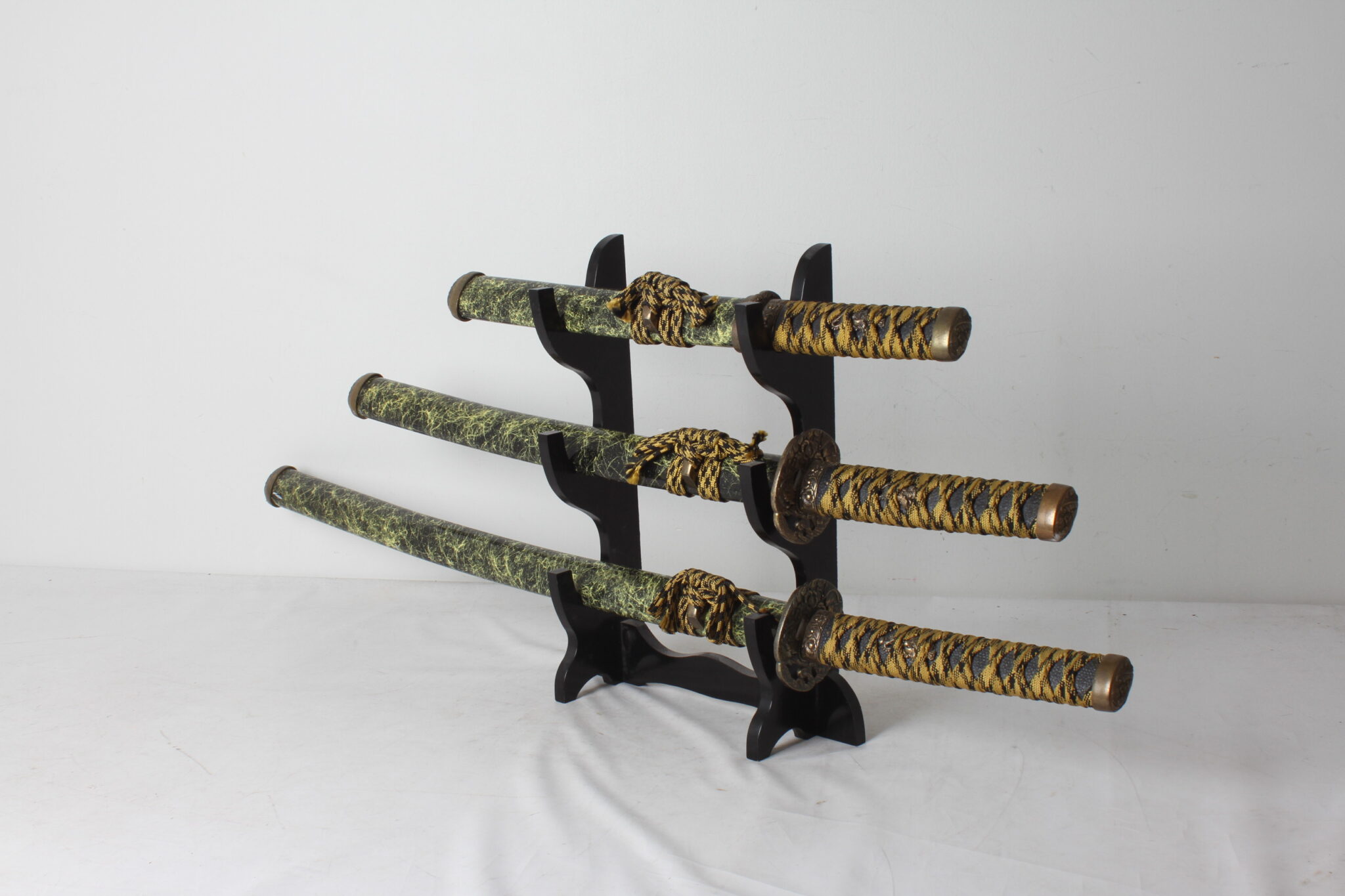 Set-de-3-katana-decoratif-avec-support-en-bois-emmaus-etikette-scherwiller (3)