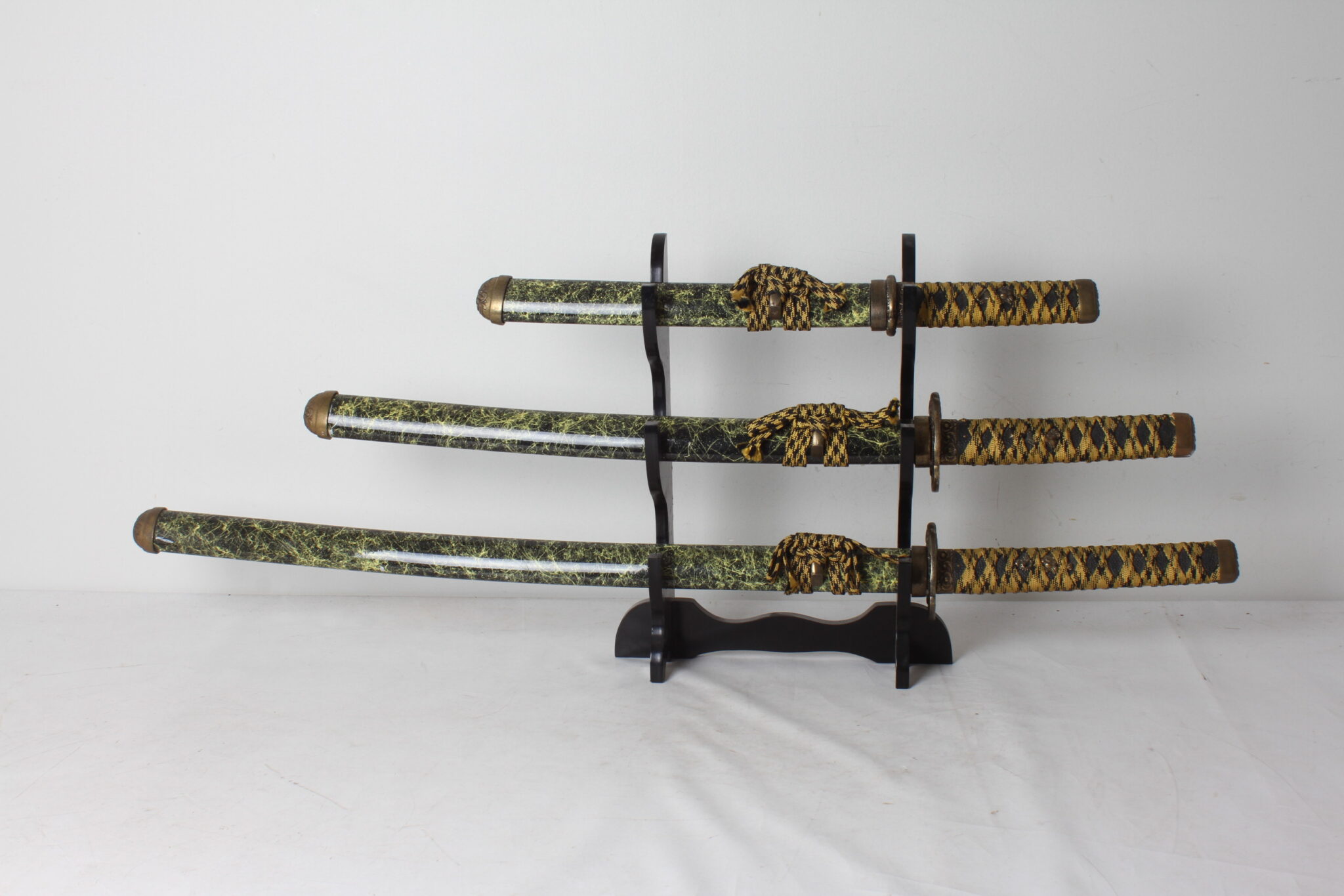 Set-de-3-katana-decoratif-avec-support-en-bois-emmaus-etikette-scherwiller (4)