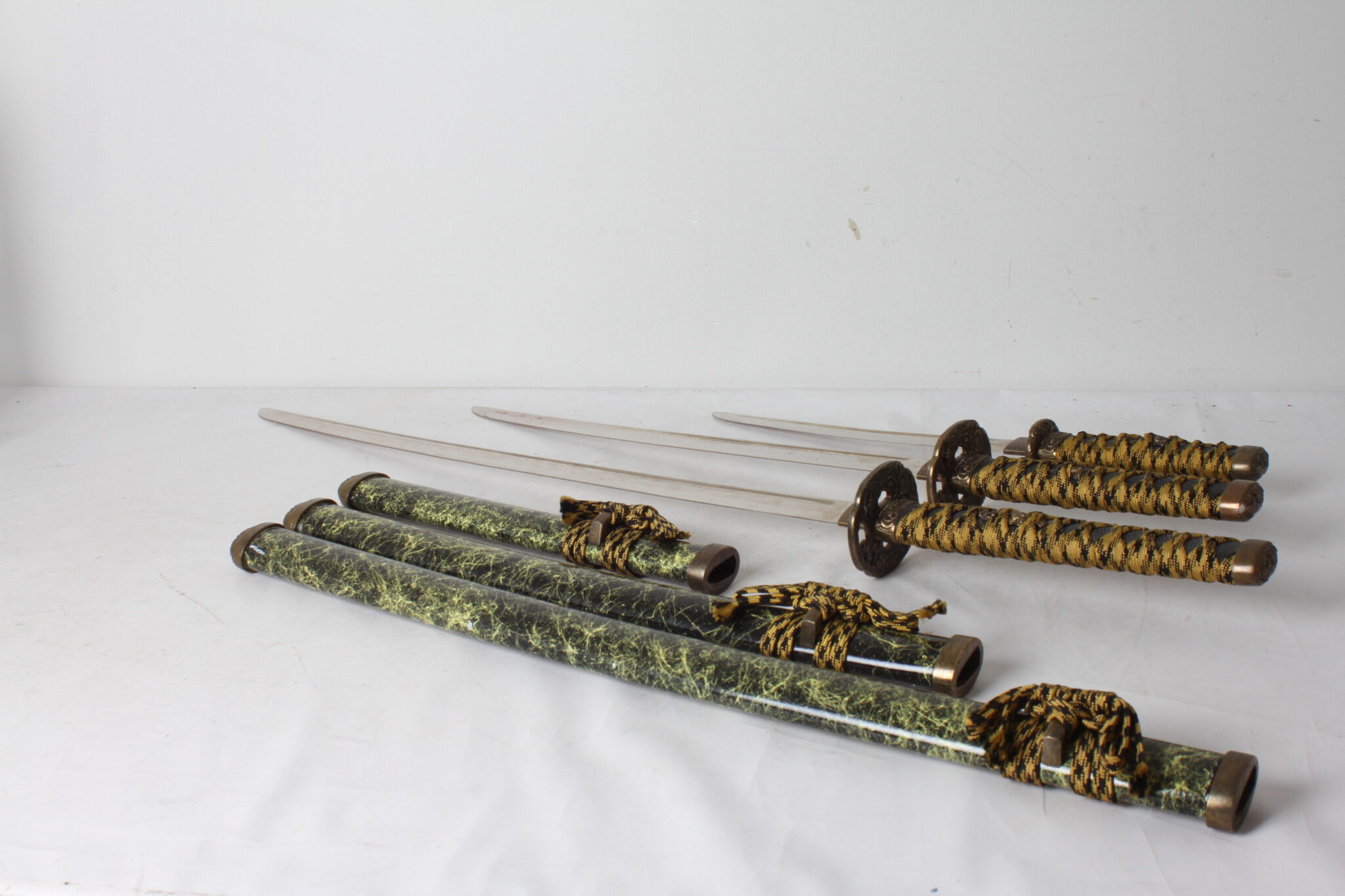 Set-de-3-katana-decoratif-avec-support-en-bois-emmaus-etikette-scherwiller (5)
