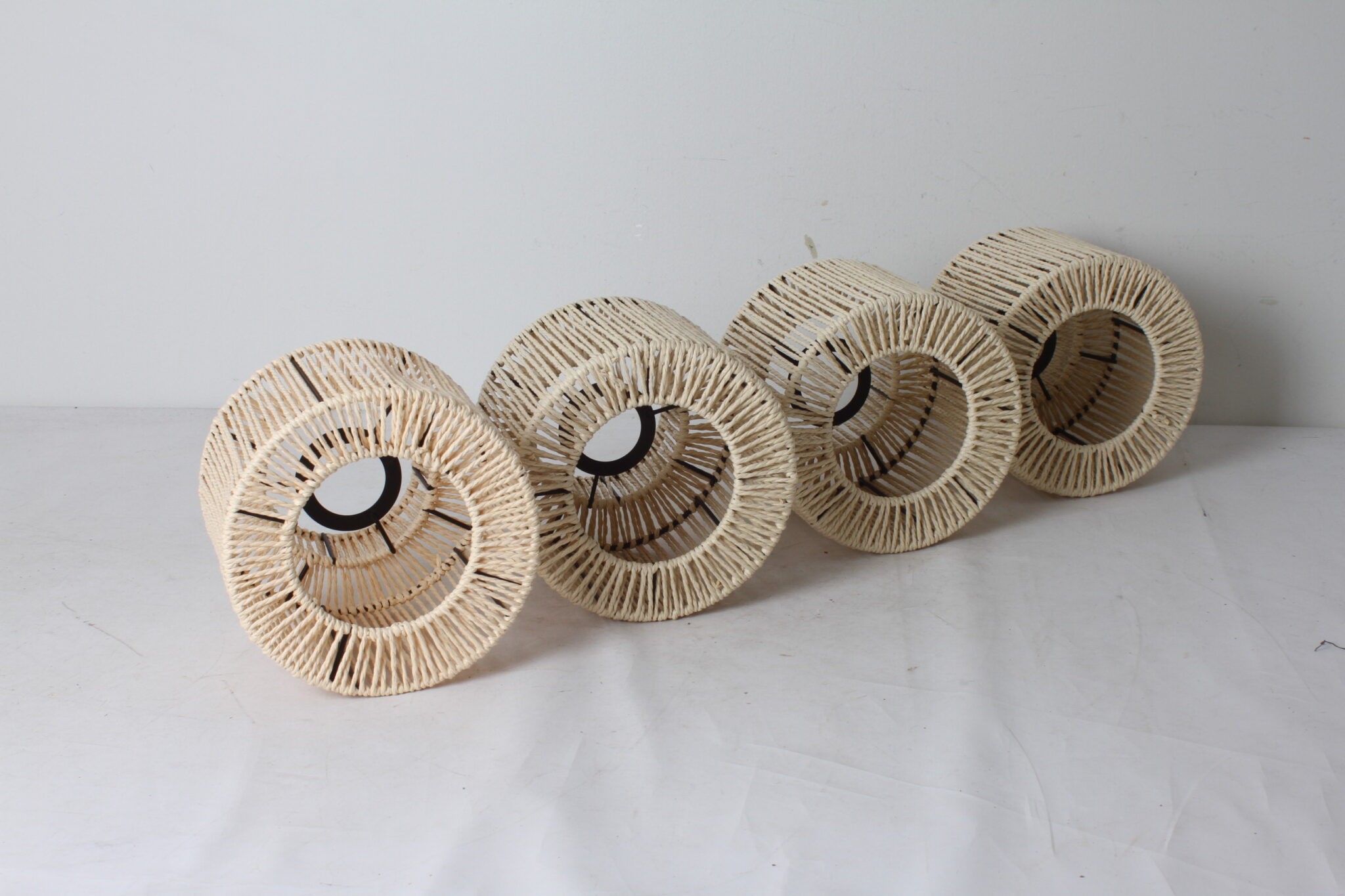 abats-jour-en-corde-tressee-beige-style-boheme-objets-deco-luminaires-occasion-emmaus-scherwiller-etikette (4)