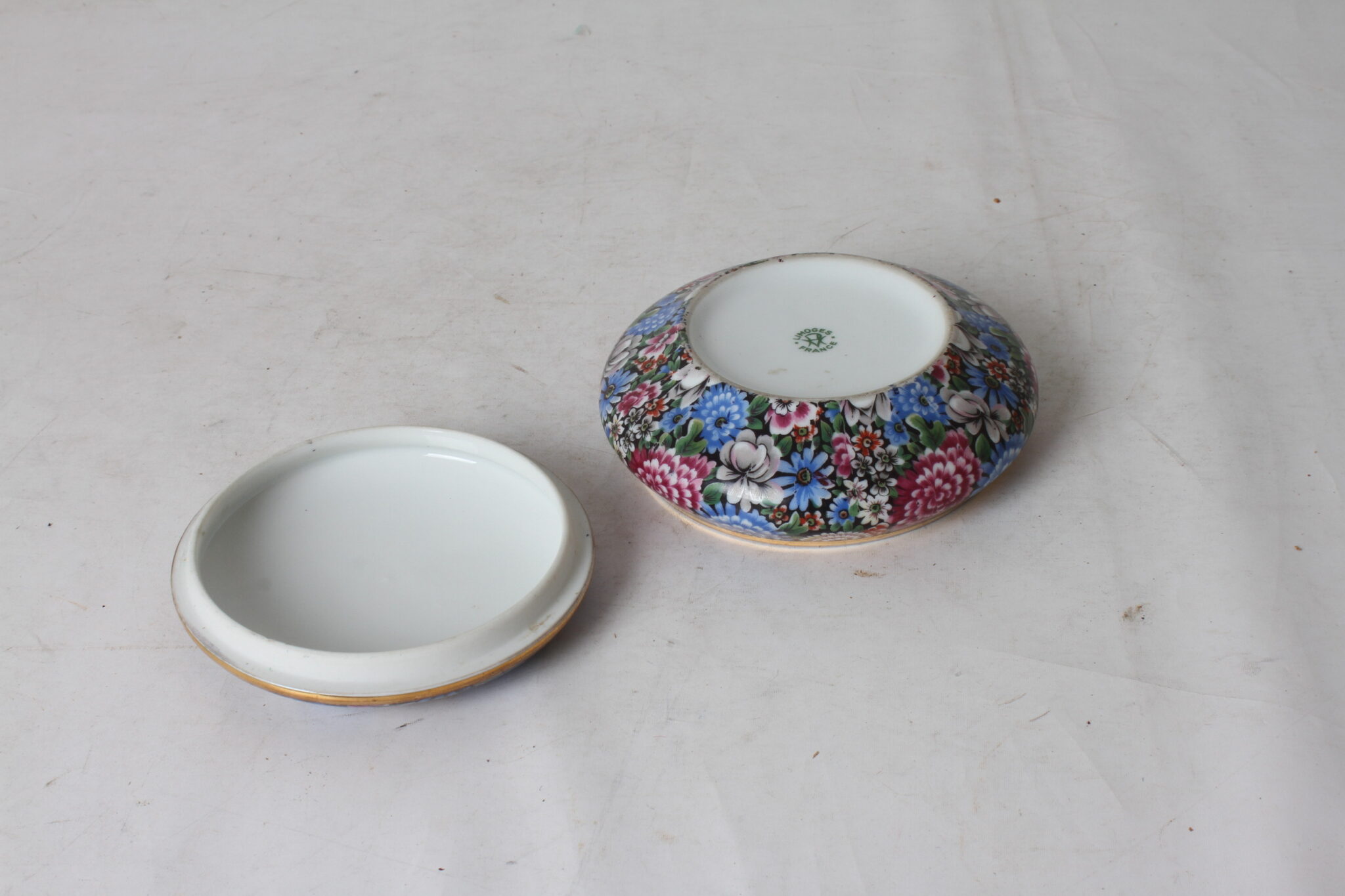 ancienne-boite-a-bijoux-en-porcelaine-de-limoges-decor-floral-objets-deco-brocante-occasion-emmaus-scherwiller-etikette (1)