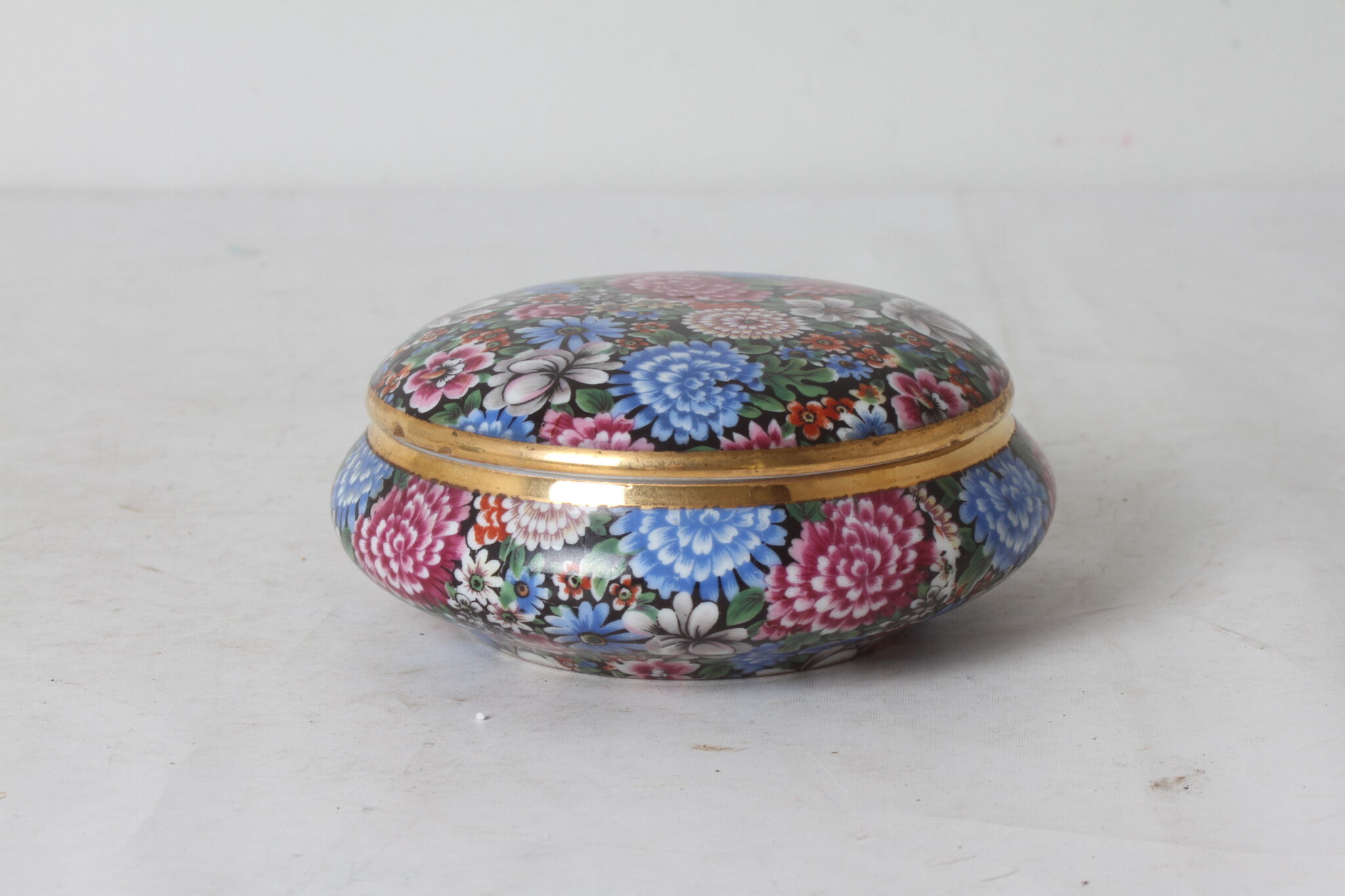 ancienne-boite-a-bijoux-en-porcelaine-de-limoges-decor-floral-objets-deco-brocante-occasion-emmaus-scherwiller-etikette (3)