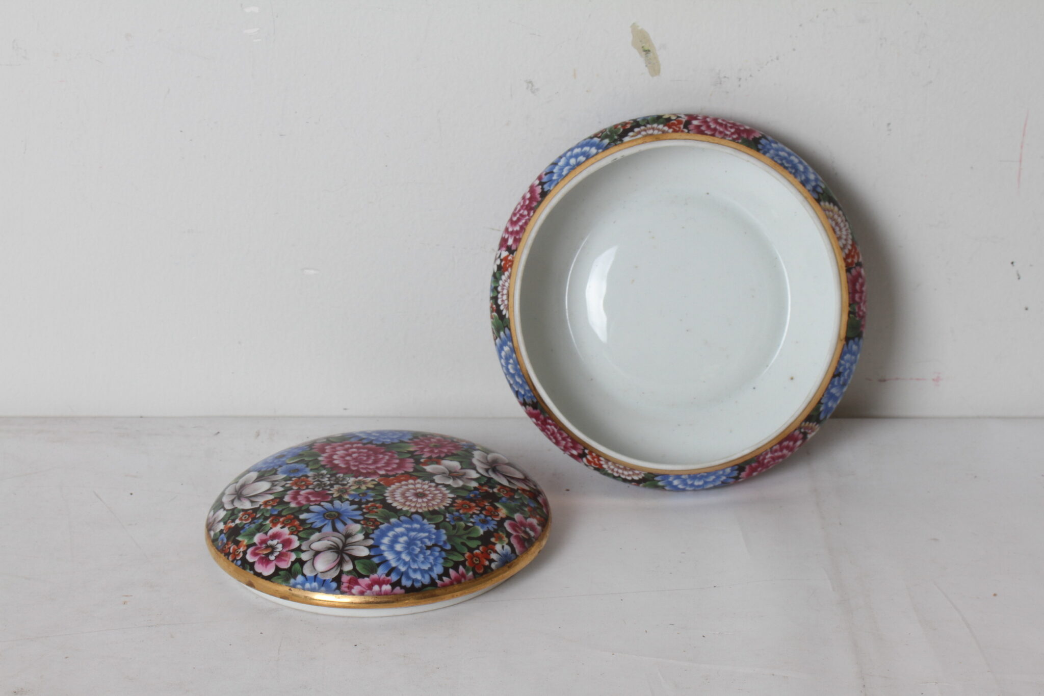 ancienne-boite-a-bijoux-en-porcelaine-de-limoges-decor-floral-objets-deco-brocante-occasion-emmaus-scherwiller-etikette (4)