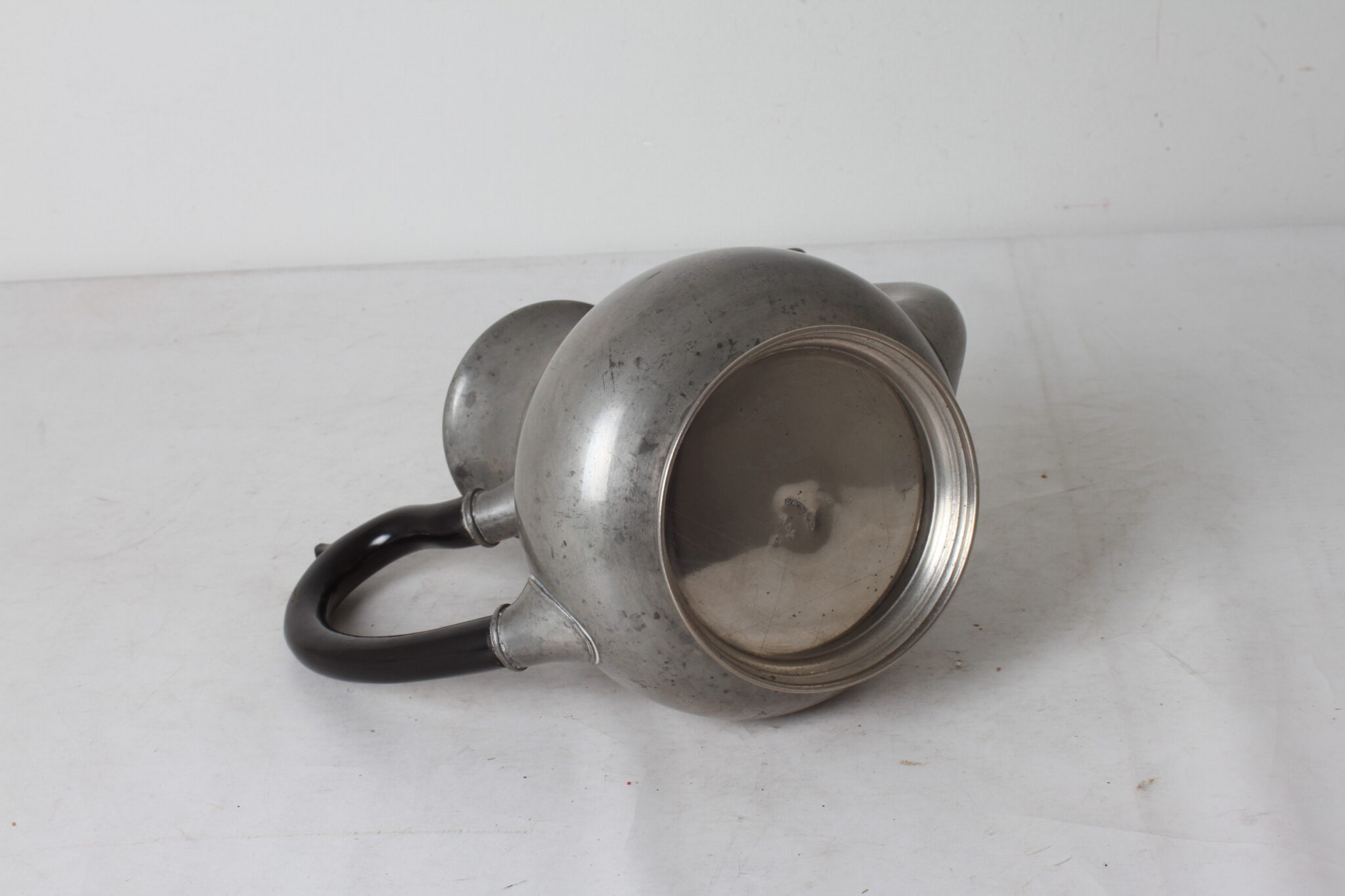 ancienne-cafetiere-theiere-etain-fin-eduard-hueck-art-nouveau-art-de-la-table-brocante-occasion-emmaus-scherwiller-etikette (1)