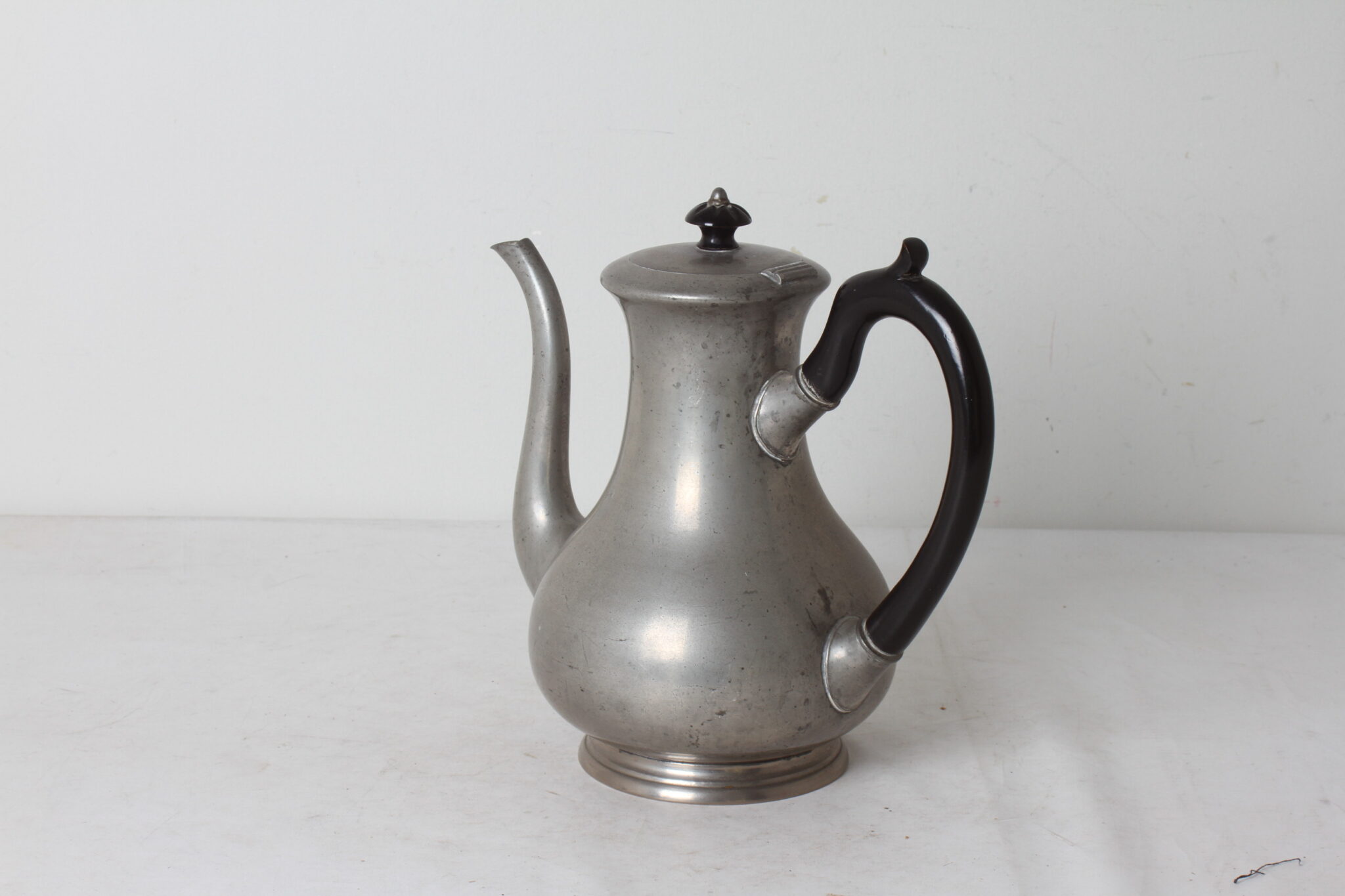 ancienne-cafetiere-theiere-etain-fin-eduard-hueck-art-nouveau-art-de-la-table-brocante-occasion-emmaus-scherwiller-etikette (2)
