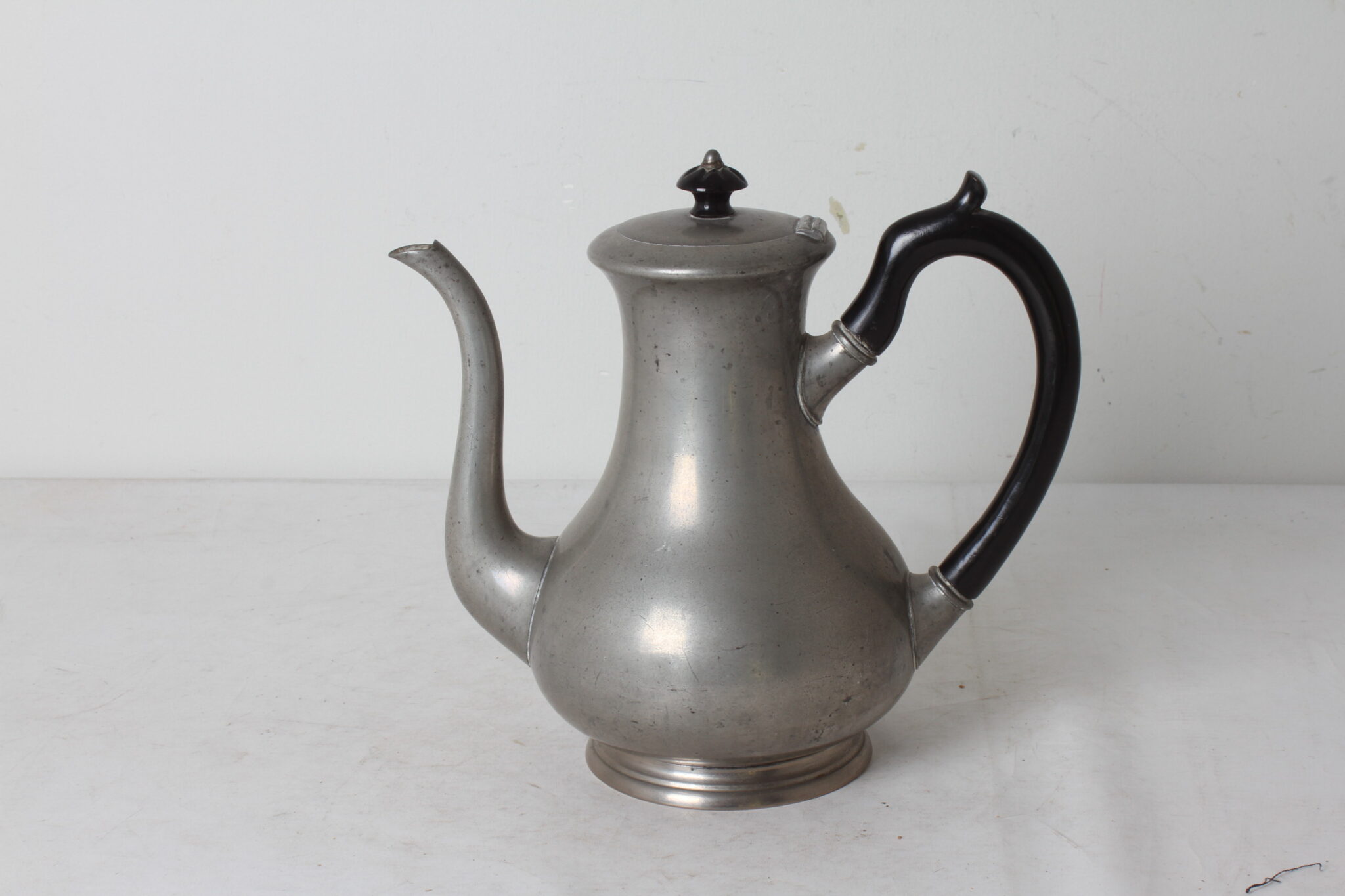 ancienne-cafetiere-theiere-etain-fin-eduard-hueck-art-nouveau-art-de-la-table-brocante-occasion-emmaus-scherwiller-etikette (3)