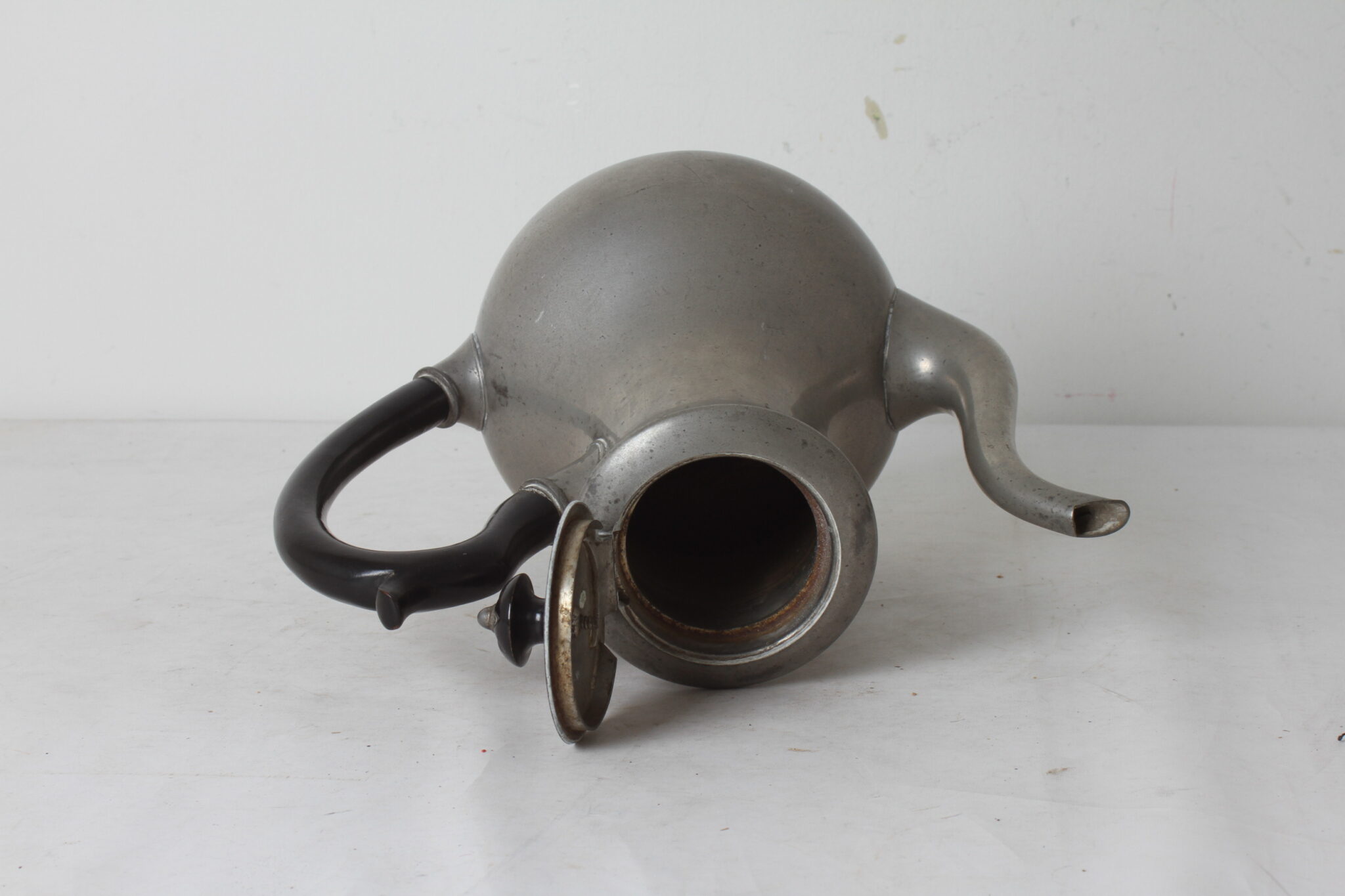 ancienne-cafetiere-theiere-etain-fin-eduard-hueck-art-nouveau-art-de-la-table-brocante-occasion-emmaus-scherwiller-etikette (4)