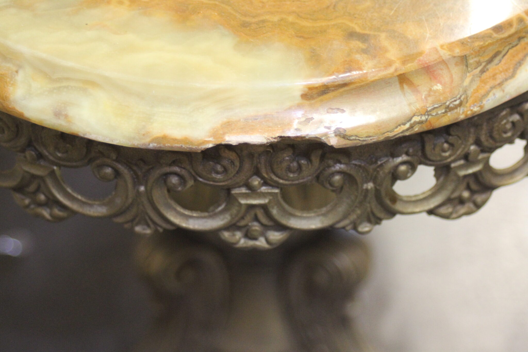 Ancienne table en laiton et onyx – Image 4