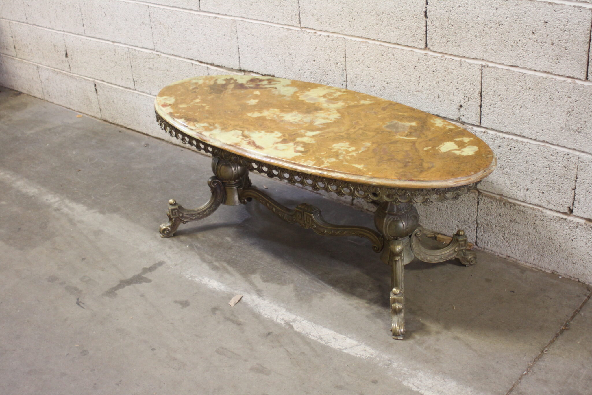 Ancienne table en laiton et onyx