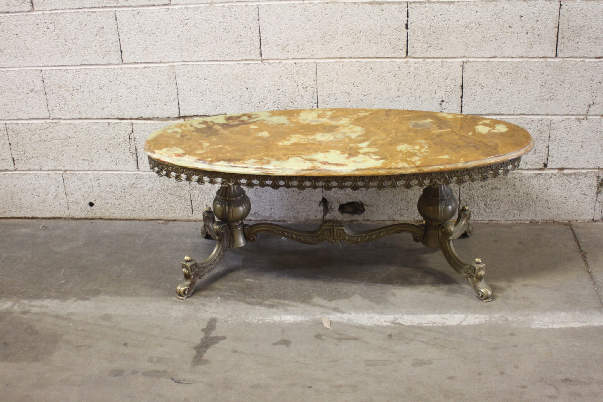 Ancienne table en laiton et onyx – Image 2